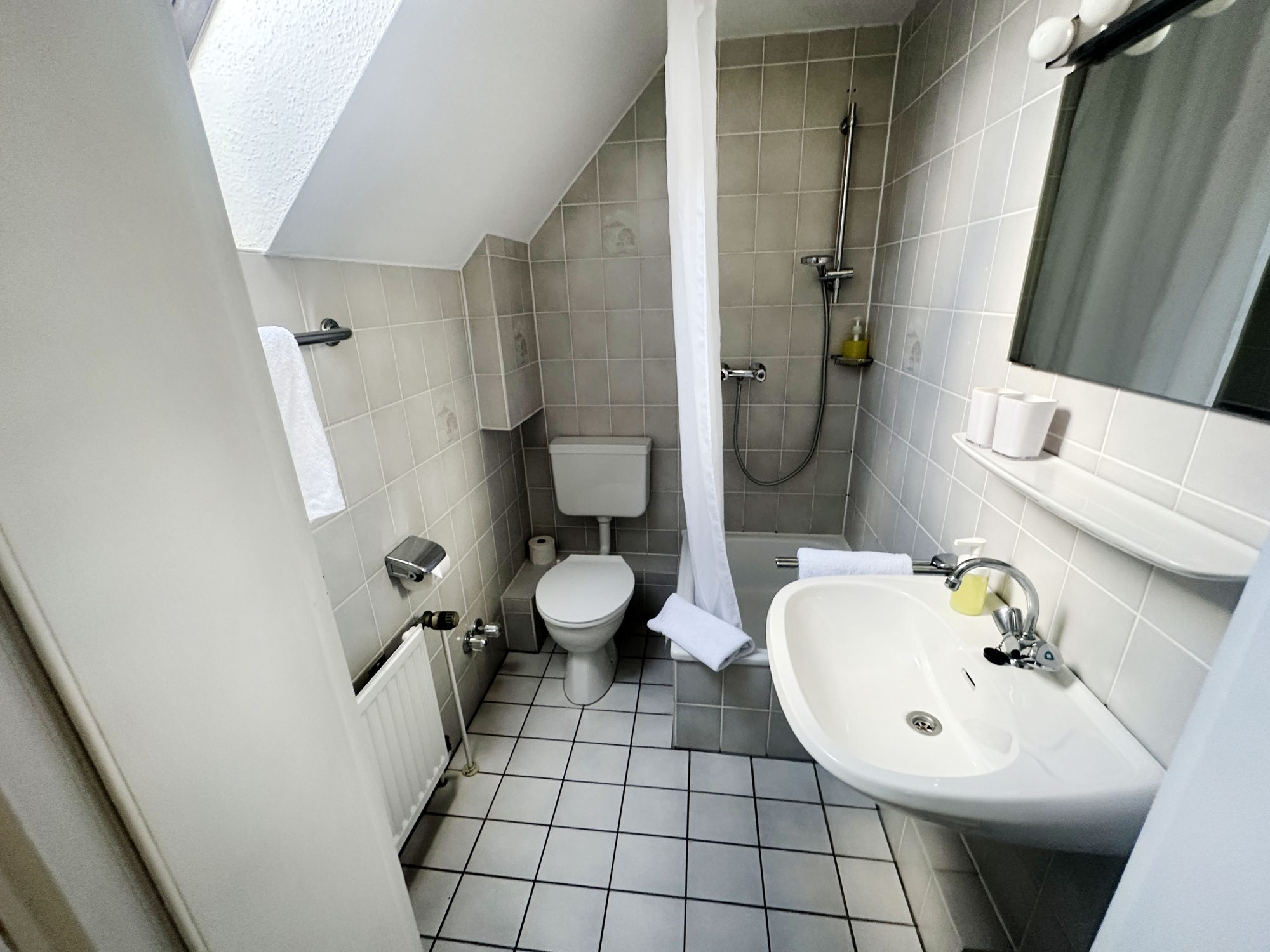 Immobilienangebot - Düsseldorf / Hamm - Alle - Attraktives Boarding-House-Konzept in Düsseldorf-Hamm – flexible Nutzung in Rheinnähe