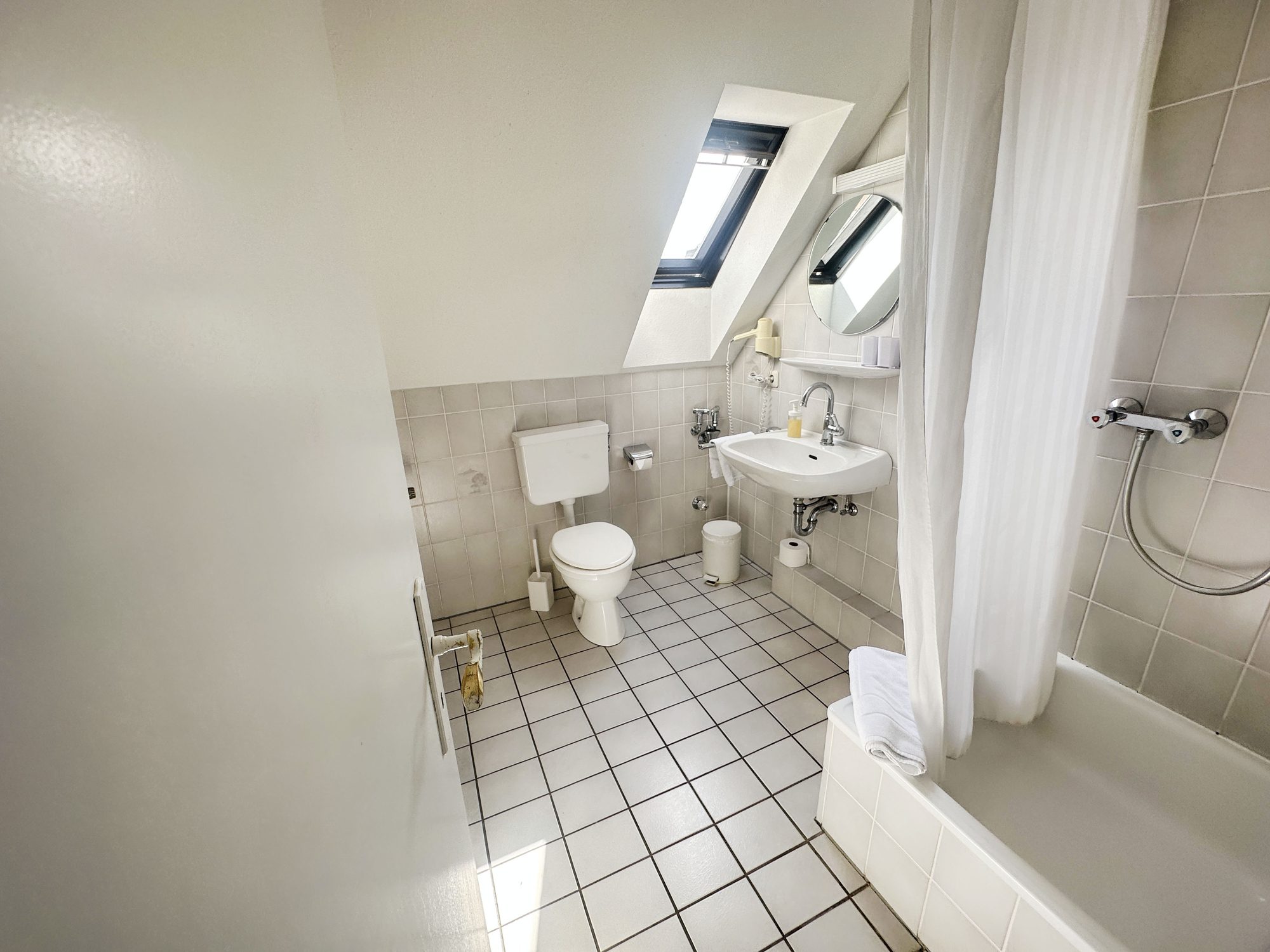 Immobilienangebot - Düsseldorf / Hamm - Alle - Attraktives Boarding-House-Konzept in Düsseldorf-Hamm – flexible Nutzung in Rheinnähe