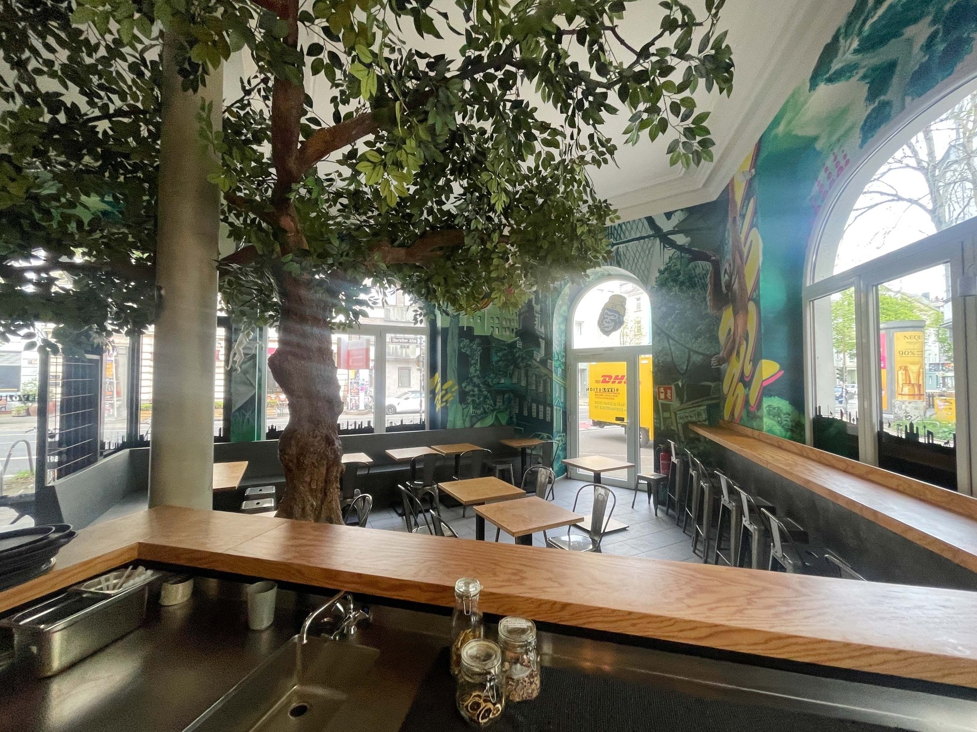 Immobilienangebot - Düsseldorf - Alle - Gastronomie mit Präsenz: Großzügige Gastrofläche in markantem Jugendstilhaus in Friedrichstadt!