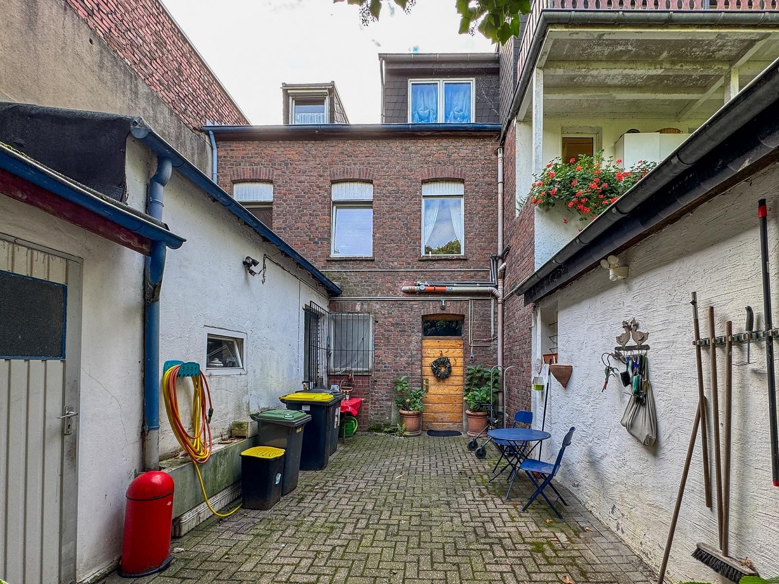 Immobilienangebot - Jüchen - Alle - Jüchen-Hochneukirch: Wohn- und Geschäftshaus mit Entwicklungspotenzial auf großzügigem Grundstück