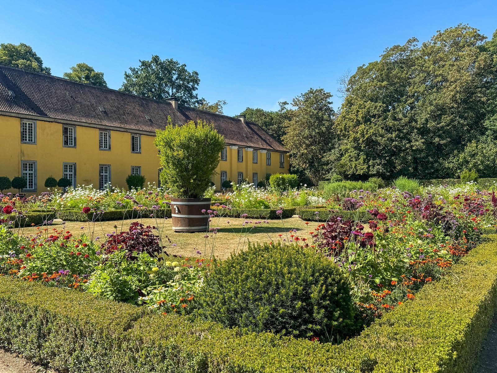 Immobilienangebot - Düsseldorf / Urdenbach - Alle - Urdenbach: Einziehen & Wohlfühlen: Hochwertige 3-Zimmer-Wohnung mit Balkon ins Grüne