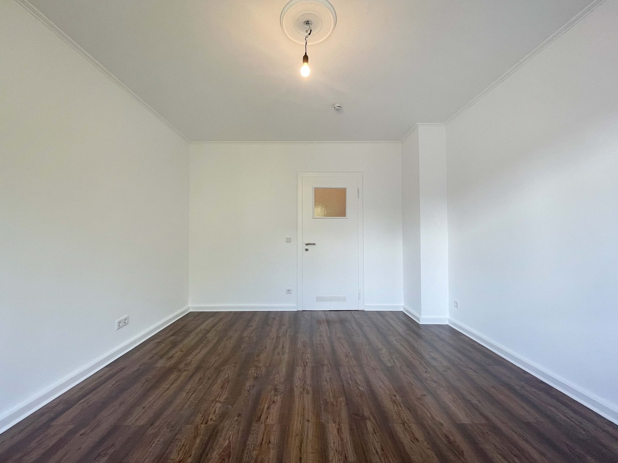 Immobilienangebot - Düsseldorf - Alle - Zentrale Lage trifft Wohnkomfort: Bezugsfreie & Großzügige 2-Zimmerwohnung mit Balkon & Einbauküche!