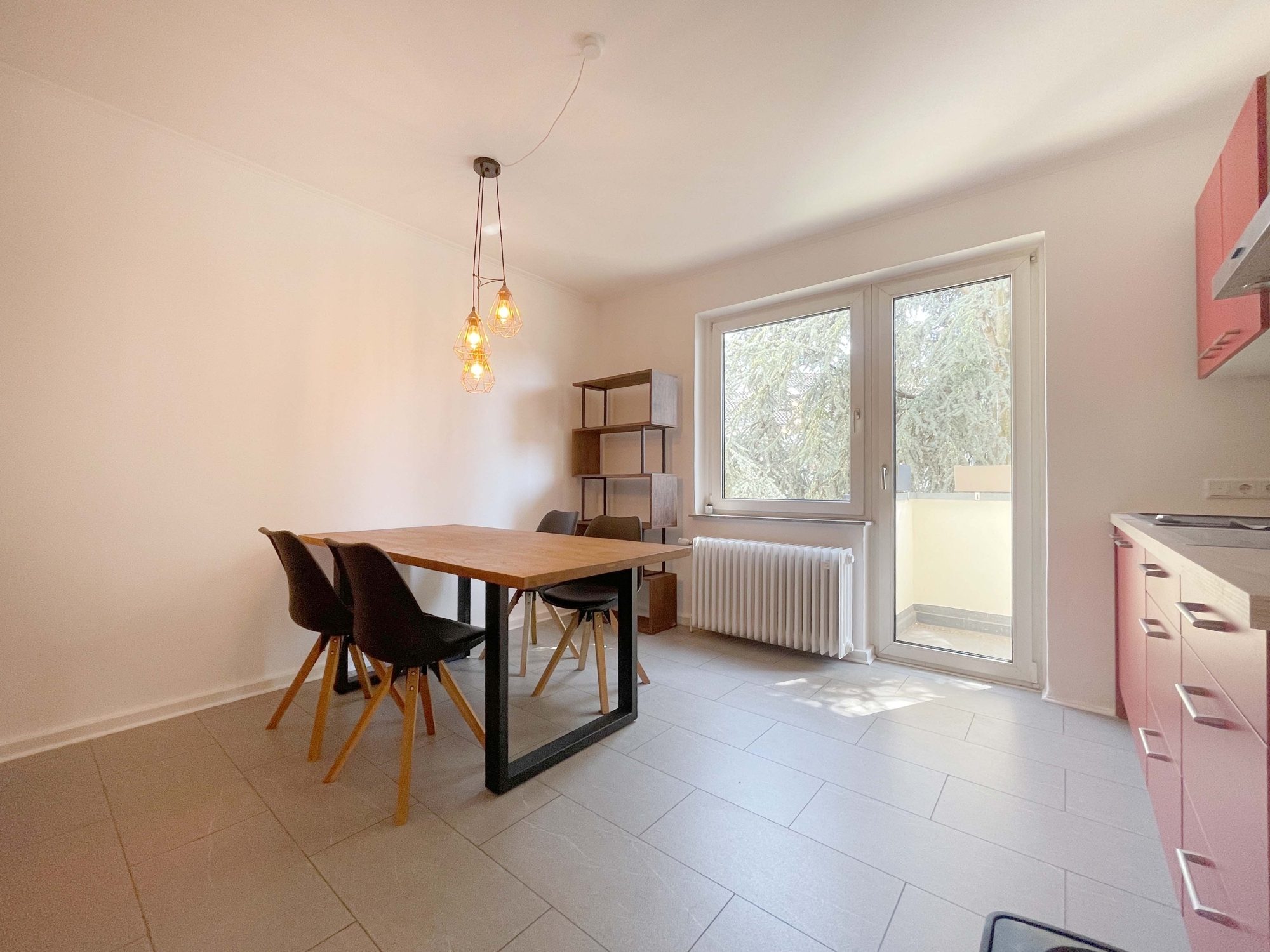 Immobilienangebot - Düsseldorf - Alle - Zentrale Lage trifft Wohnkomfort: Bezugsfreie & Großzügige 2-Zimmerwohnung mit Balkon & Einbauküche!