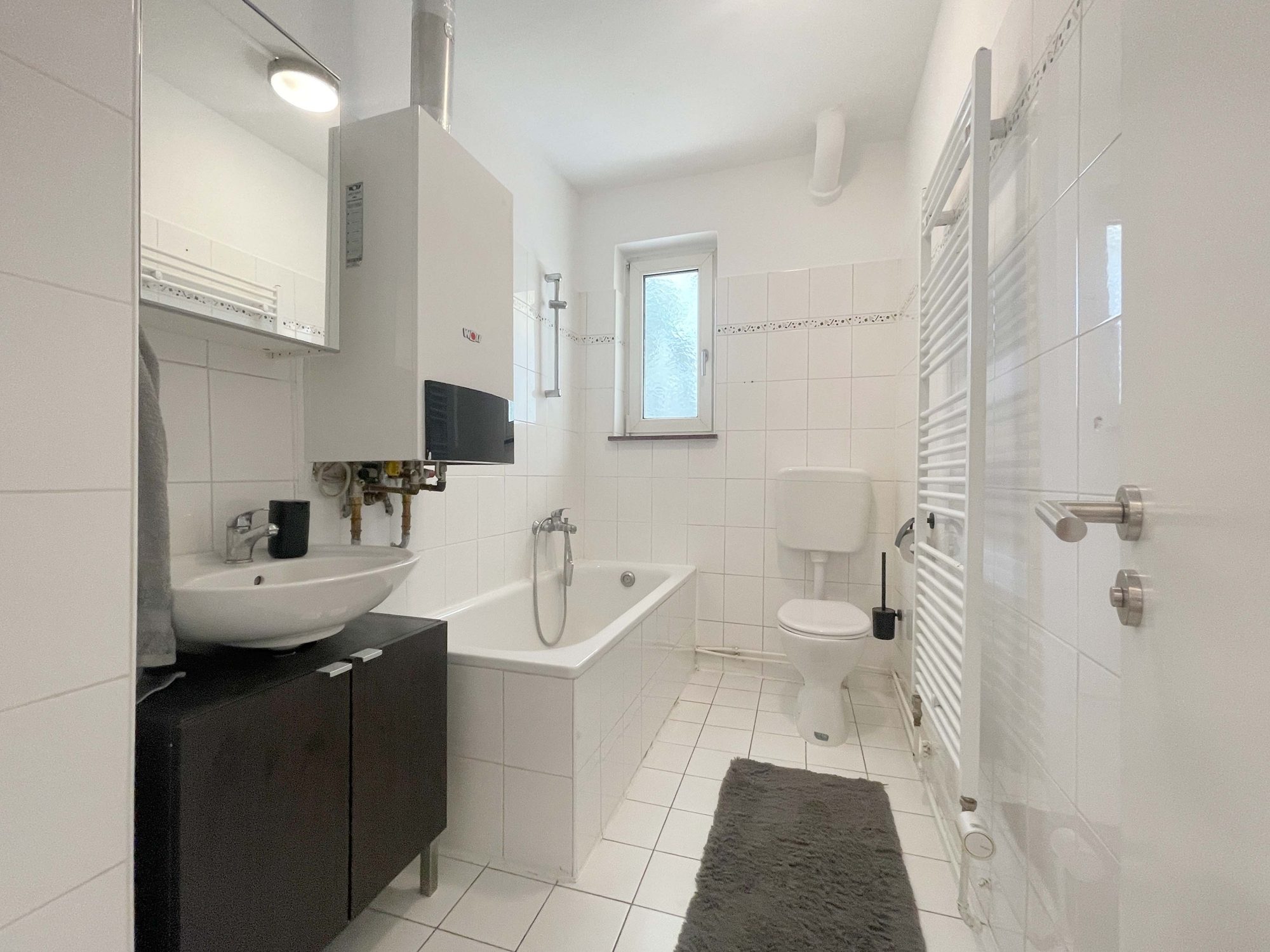 Immobilienangebot - Düsseldorf - Alle - Zentrale Lage trifft Wohnkomfort: Bezugsfreie & Großzügige 2-Zimmerwohnung mit Balkon & Einbauküche!