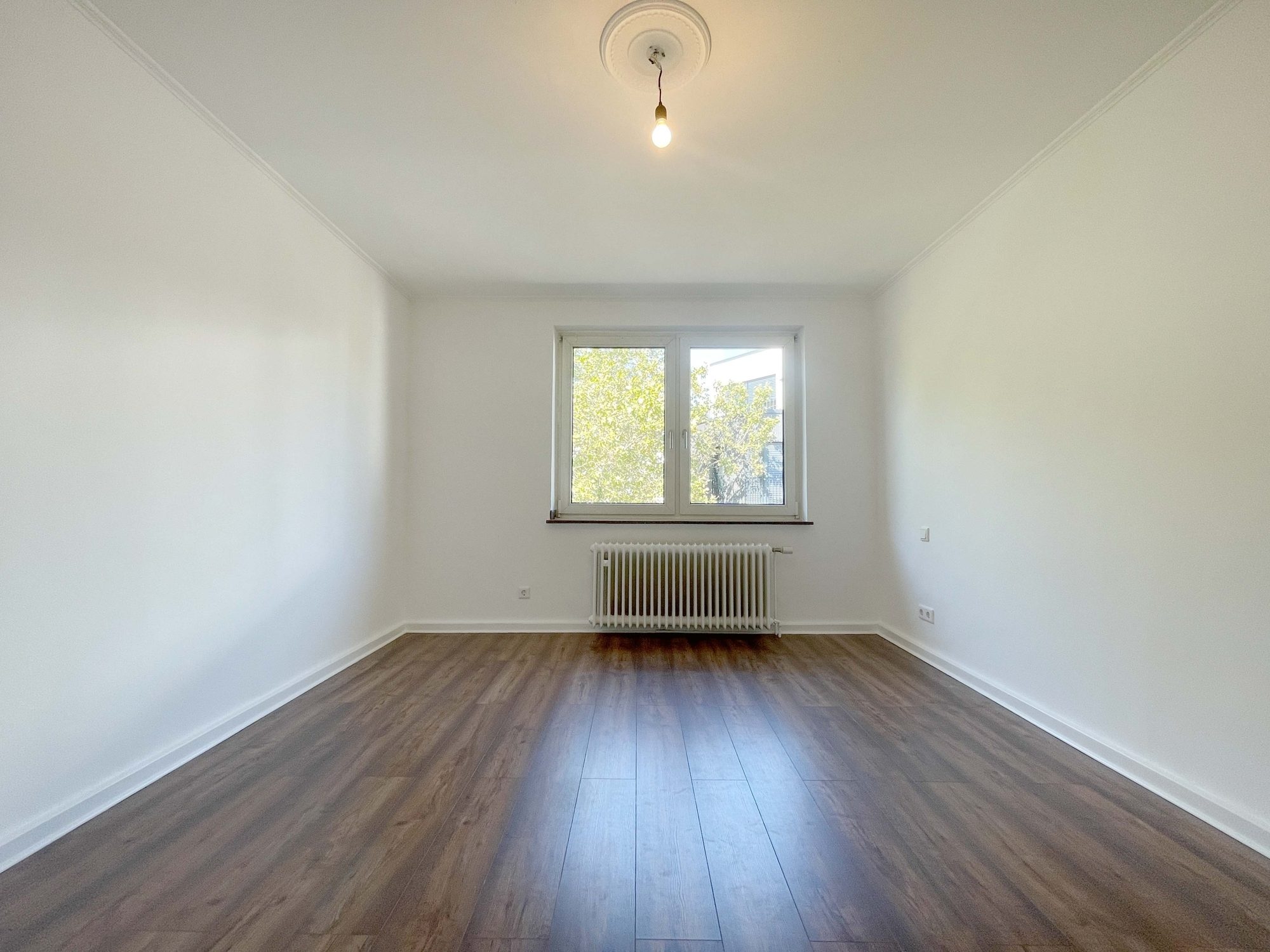 Immobilienangebot - Düsseldorf - Alle - Zentrale Lage trifft Wohnkomfort: Bezugsfreie & Großzügige 2-Zimmerwohnung mit Balkon & Einbauküche!