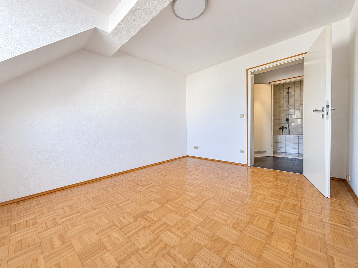 Immobilienangebot - Düsseldorf - Alle - Düsseldorf-Oberbilk: Charmante 2-Zimmer-Dachgeschosswohnung mit Galerieebene und Balkon!