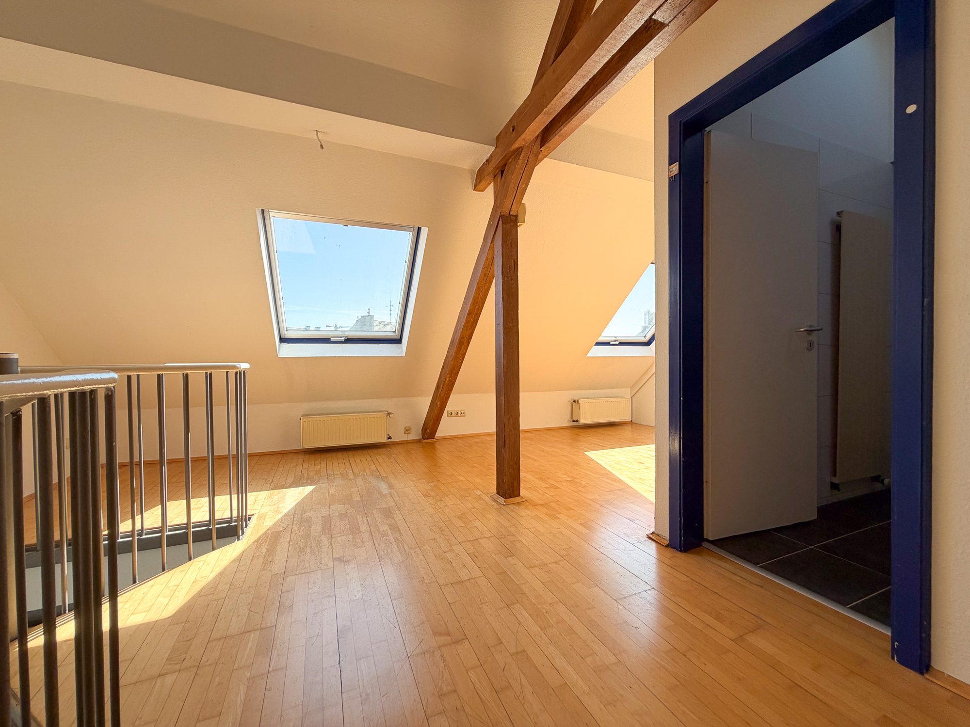 Immobilienangebot - Düsseldorf - Alle - Düsseldorf-Oberbilk: Charmante 2-Zimmer-Dachgeschosswohnung mit Galerieebene und Balkon!