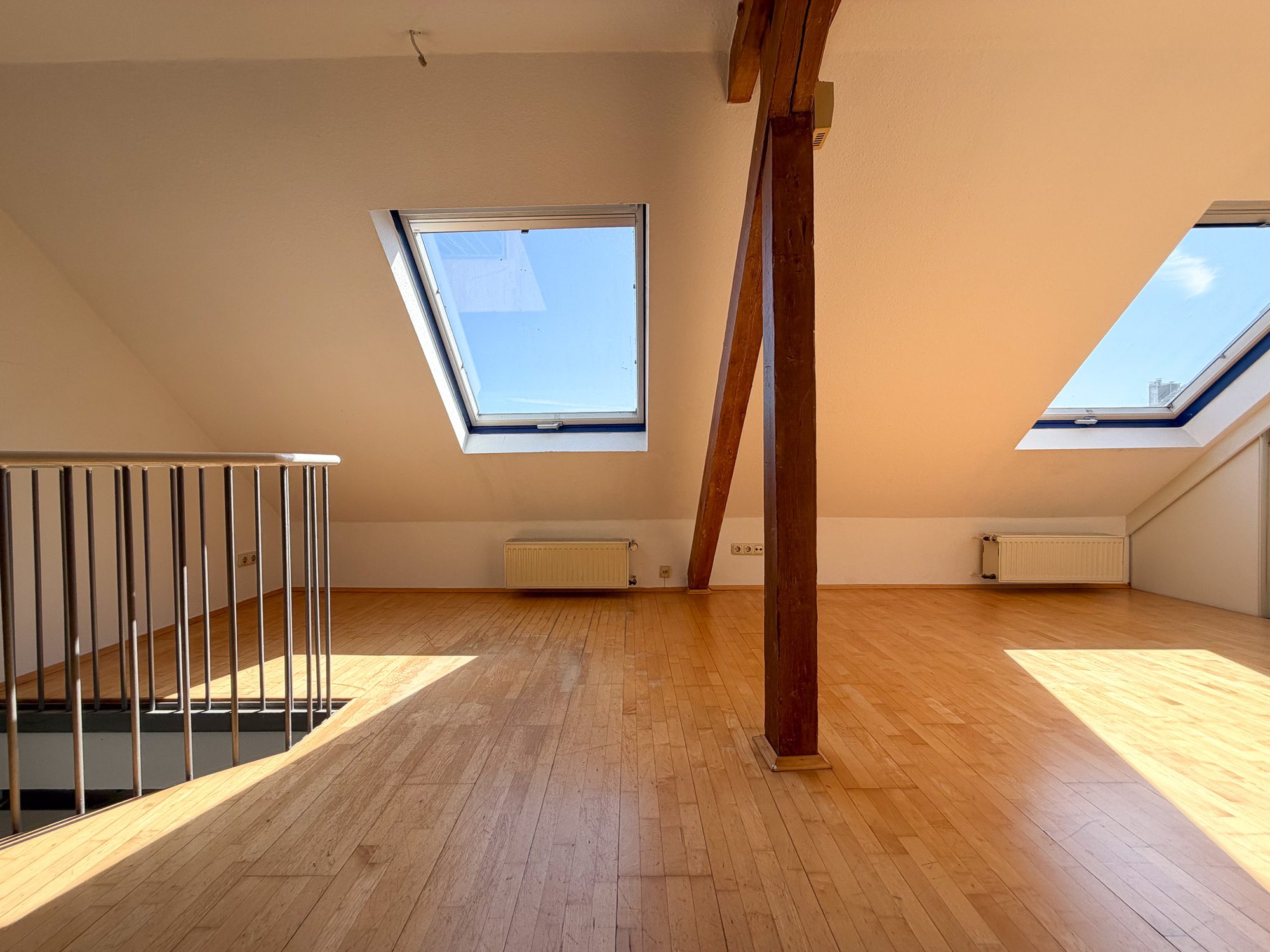 Immobilienangebot - Düsseldorf - Alle - Düsseldorf-Oberbilk: Charmante 2-Zimmer-Dachgeschosswohnung mit Galerieebene und Balkon!