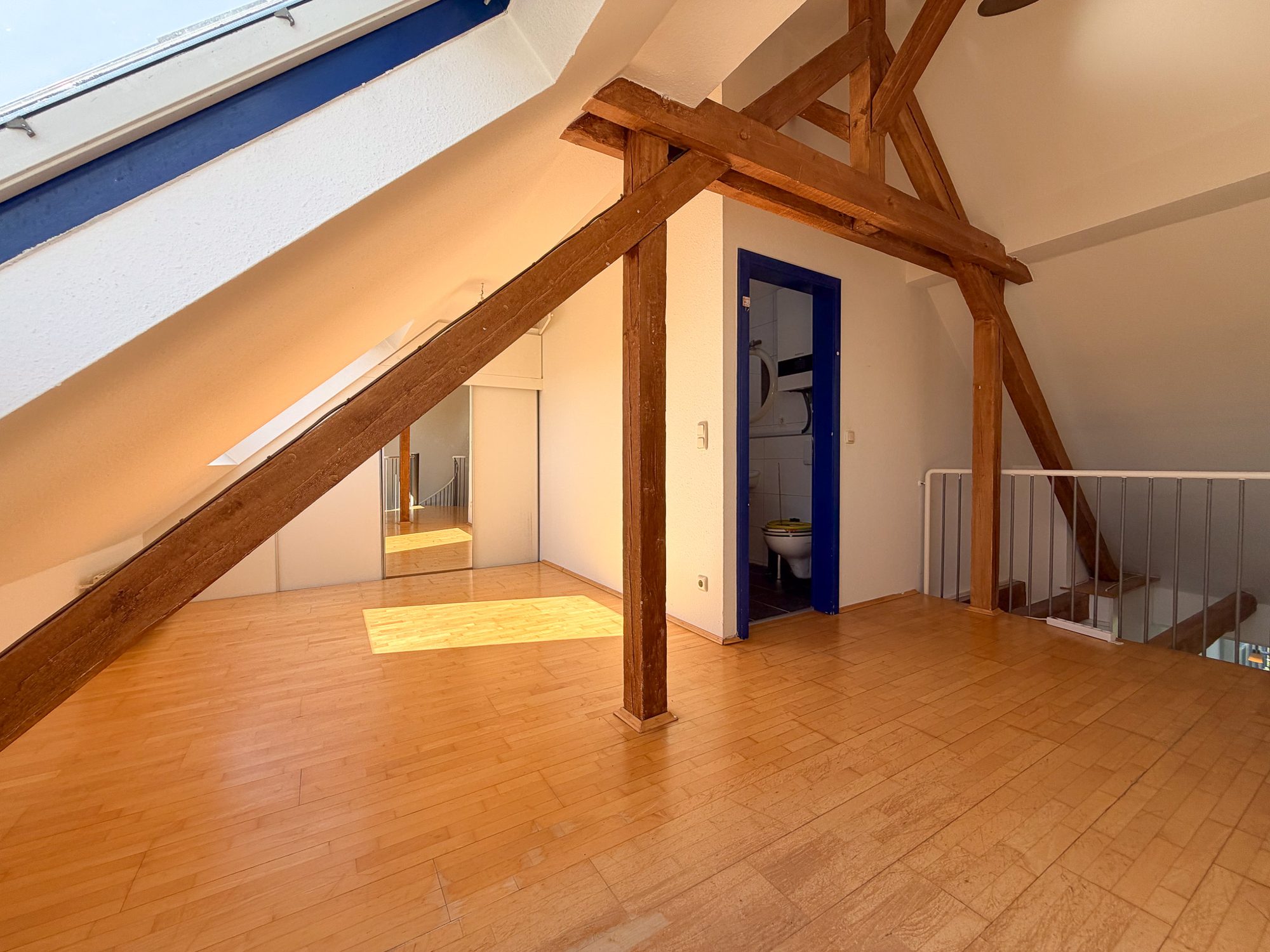 Immobilienangebot - Düsseldorf - Alle - Düsseldorf-Oberbilk: Charmante 2-Zimmer-Dachgeschosswohnung mit Galerieebene und Balkon!