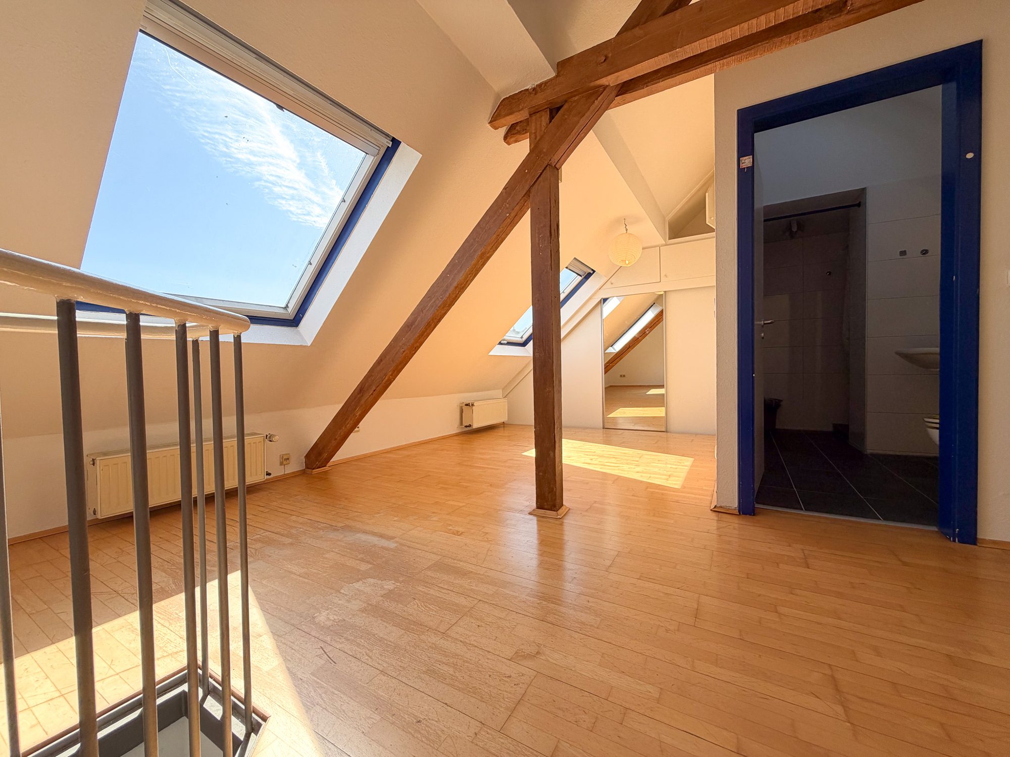 Immobilienangebot - Düsseldorf - Alle - Düsseldorf-Oberbilk: Charmante 2-Zimmer-Dachgeschosswohnung mit Galerieebene und Balkon!