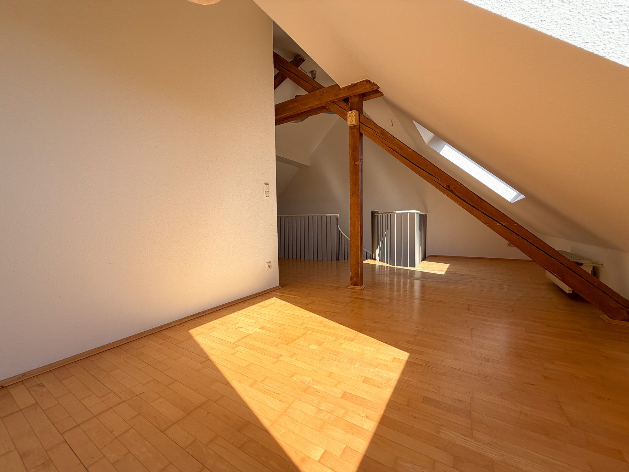Immobilienangebot - Düsseldorf - Alle - Düsseldorf-Oberbilk: Charmante 2-Zimmer-Dachgeschosswohnung mit Galerieebene und Balkon!