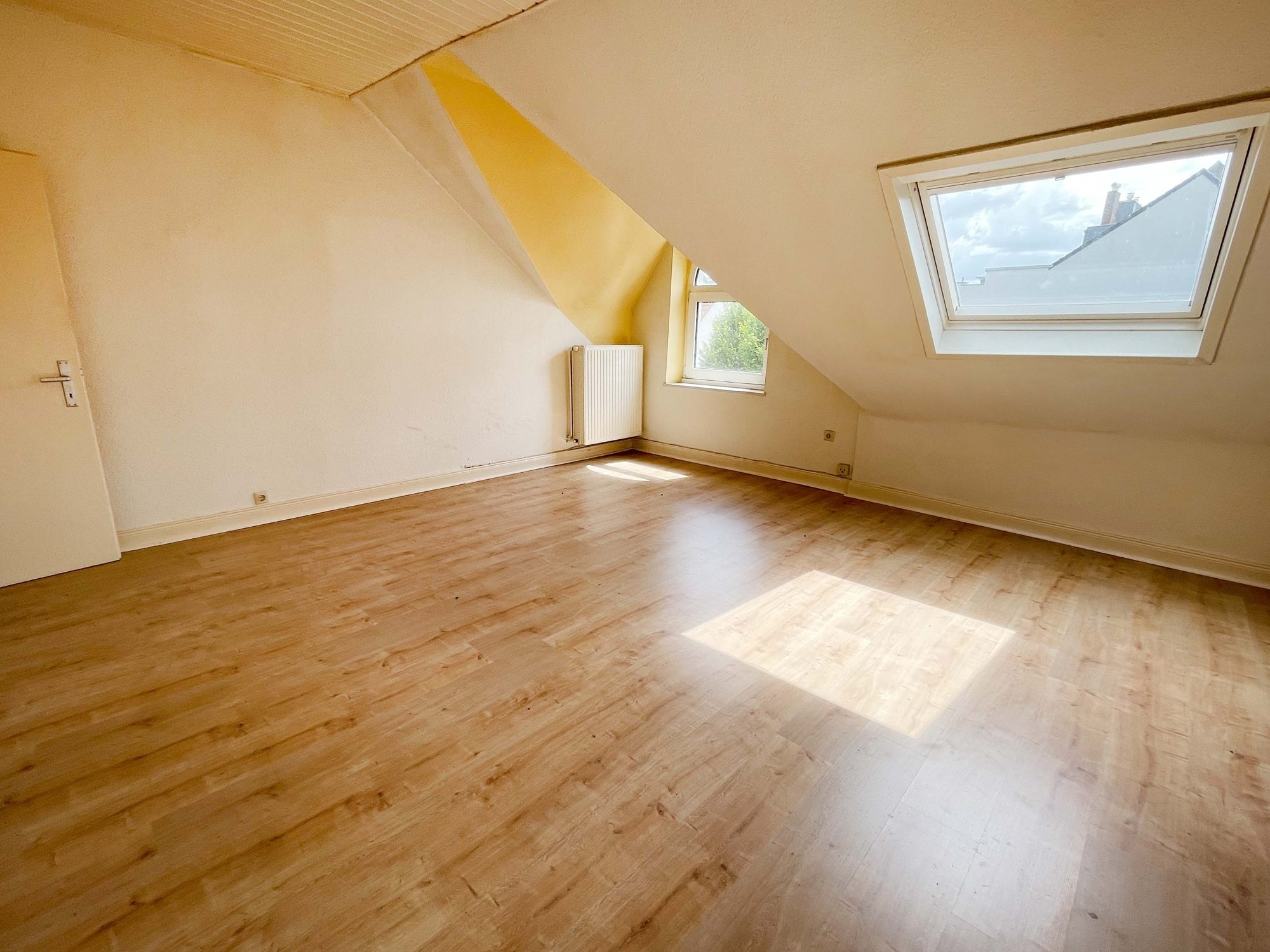 Immobilienangebot - Düsseldorf / Eller - Alle - Eller: Altbau mit Charme – Mehrfamilienhaus mit 3 Wohneinheiten und Entwicklungspotenzial!