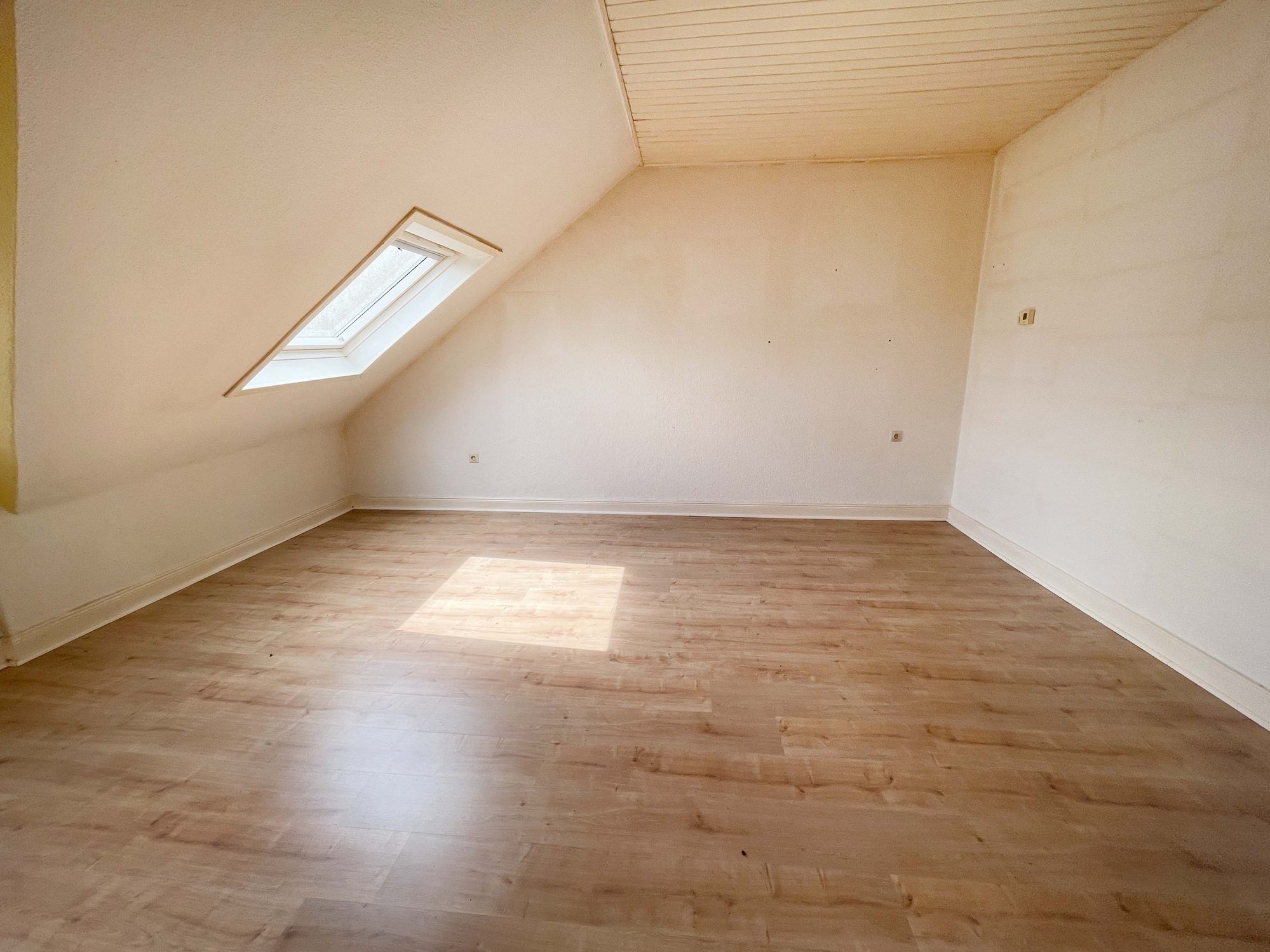 Immobilienangebot - Düsseldorf / Eller - Alle - Eller: Altbau mit Charme – Mehrfamilienhaus mit 3 Wohneinheiten und Entwicklungspotenzial!