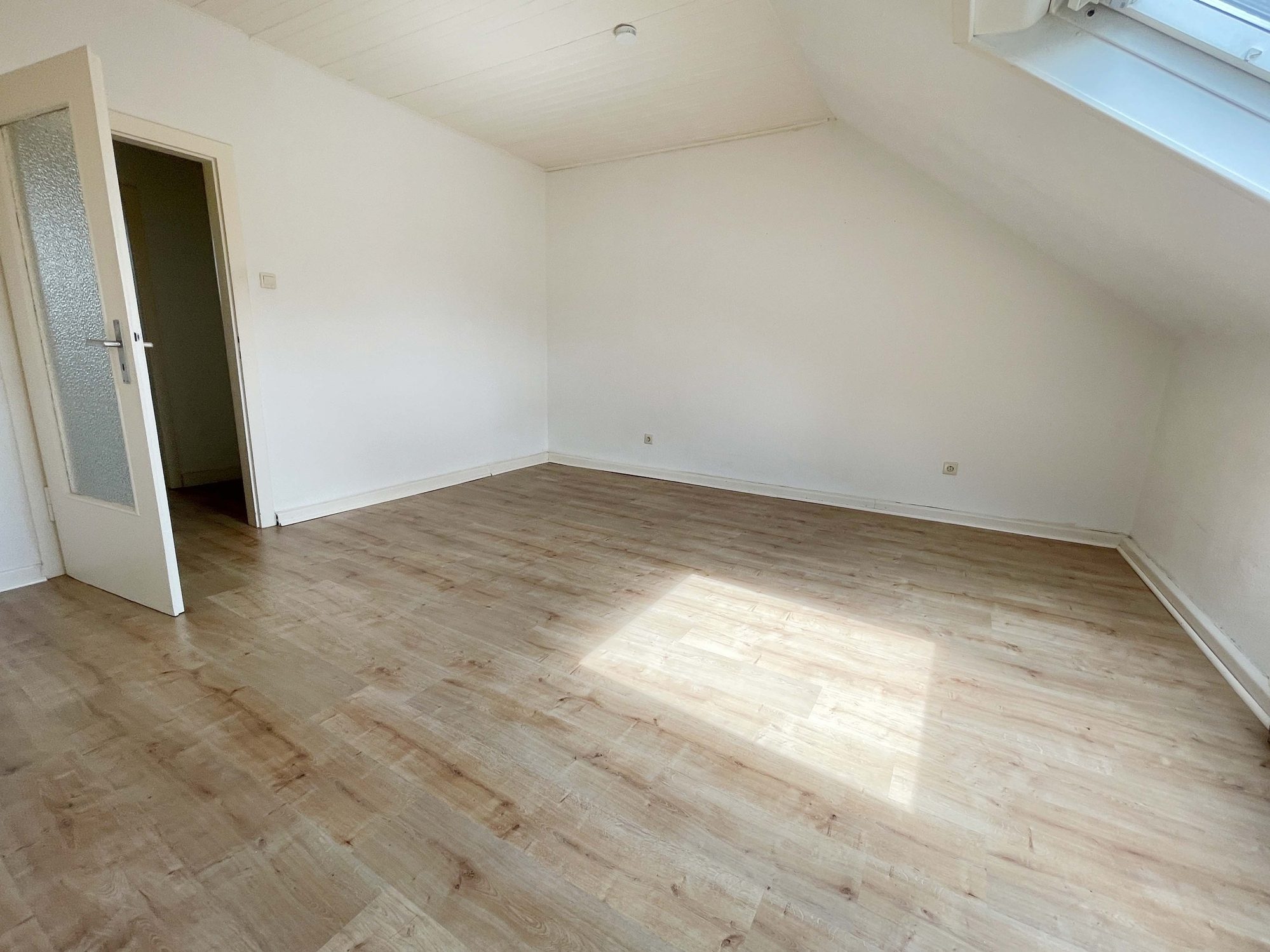 Immobilienangebot - Düsseldorf / Eller - Alle - Eller: Altbau mit Charme – Mehrfamilienhaus mit 3 Wohneinheiten und Entwicklungspotenzial!