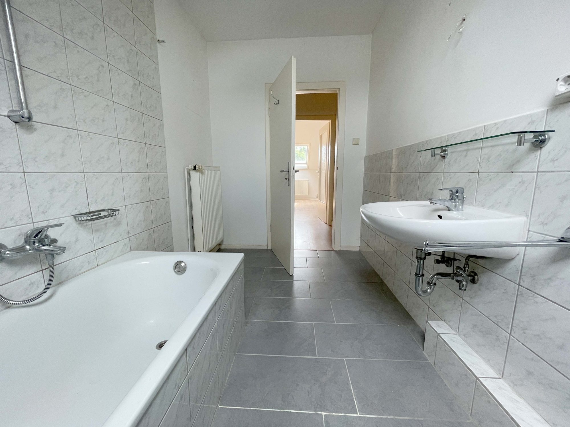 Immobilienangebot - Düsseldorf / Eller - Alle - Eller: Altbau mit Charme – Mehrfamilienhaus mit 3 Wohneinheiten und Entwicklungspotenzial!