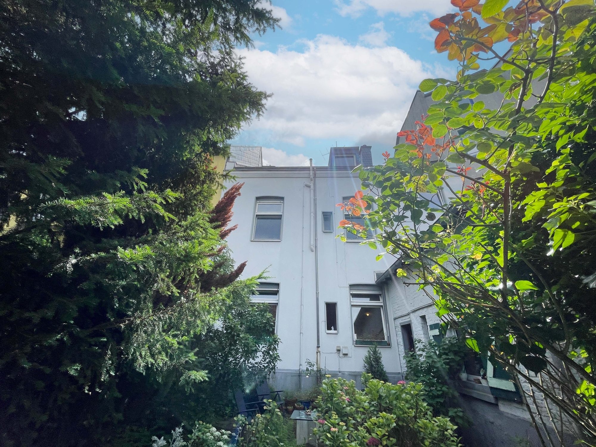Immobilienangebot - Düsseldorf / Eller - Alle - Eller: Altbau mit Charme – Mehrfamilienhaus mit 3 Wohneinheiten und Entwicklungspotenzial!