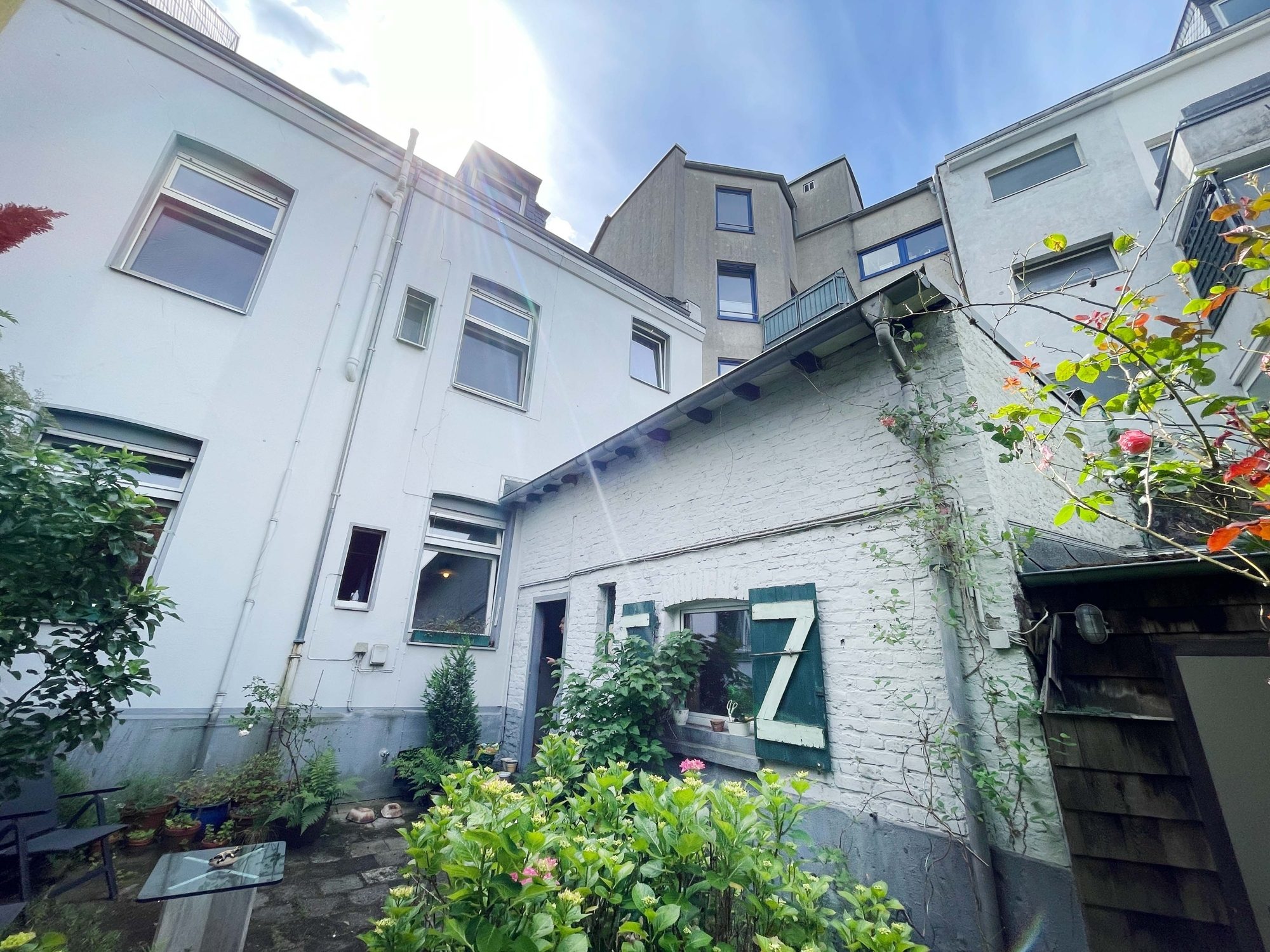 Immobilienangebot - Düsseldorf / Eller - Alle - Eller: Altbau mit Charme – Mehrfamilienhaus mit 3 Wohneinheiten und Entwicklungspotenzial!