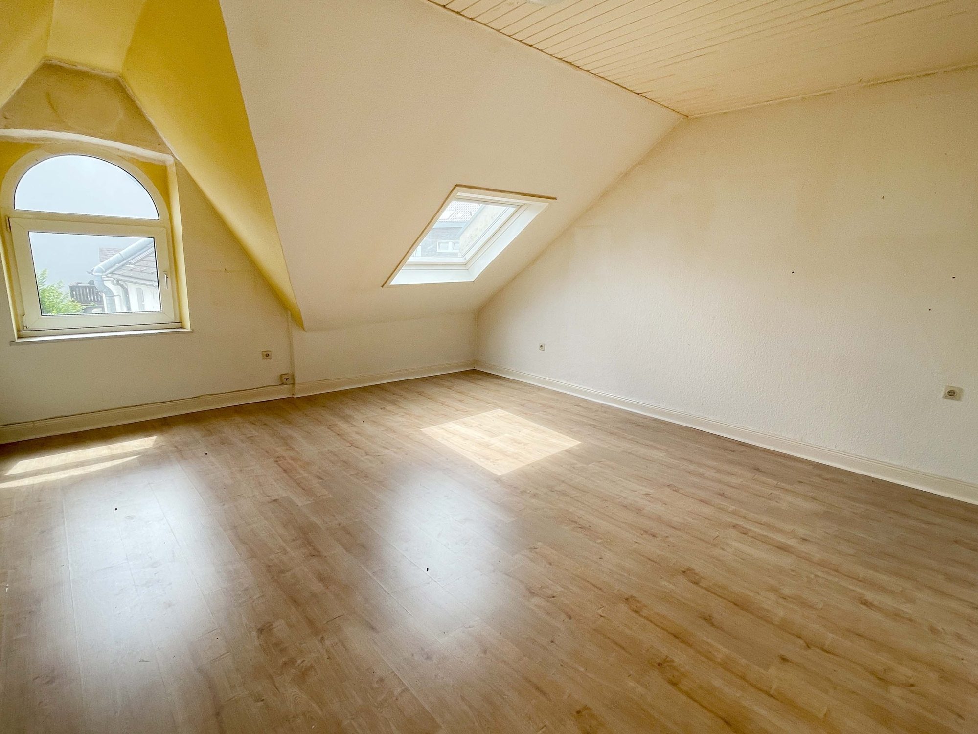 Immobilienangebot - Düsseldorf / Eller - Alle - Eller: Altbau mit Charme – Mehrfamilienhaus mit 3 Wohneinheiten und Entwicklungspotenzial!