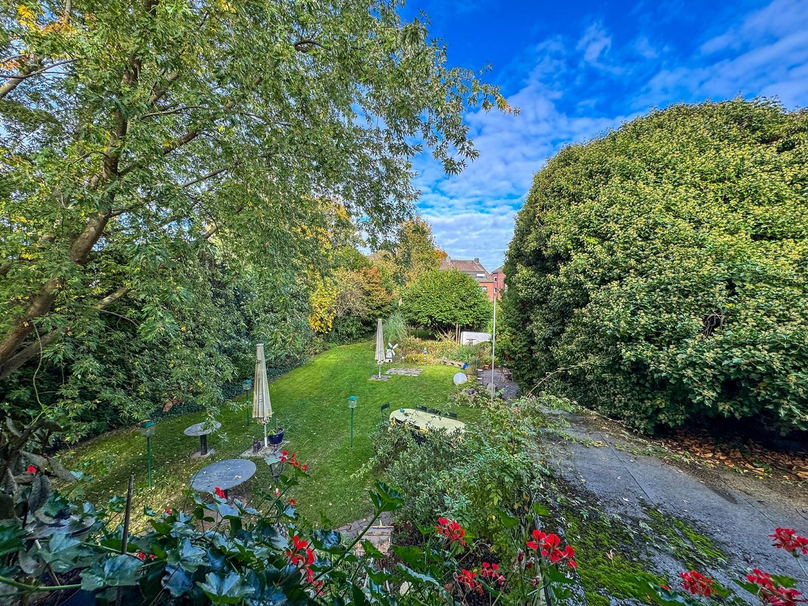 Immobilienangebot - Jüchen - Alle - Jüchen-Hochneukirch: Wohn- und Geschäftshaus mit Entwicklungspotenzial auf großzügigem Grundstück