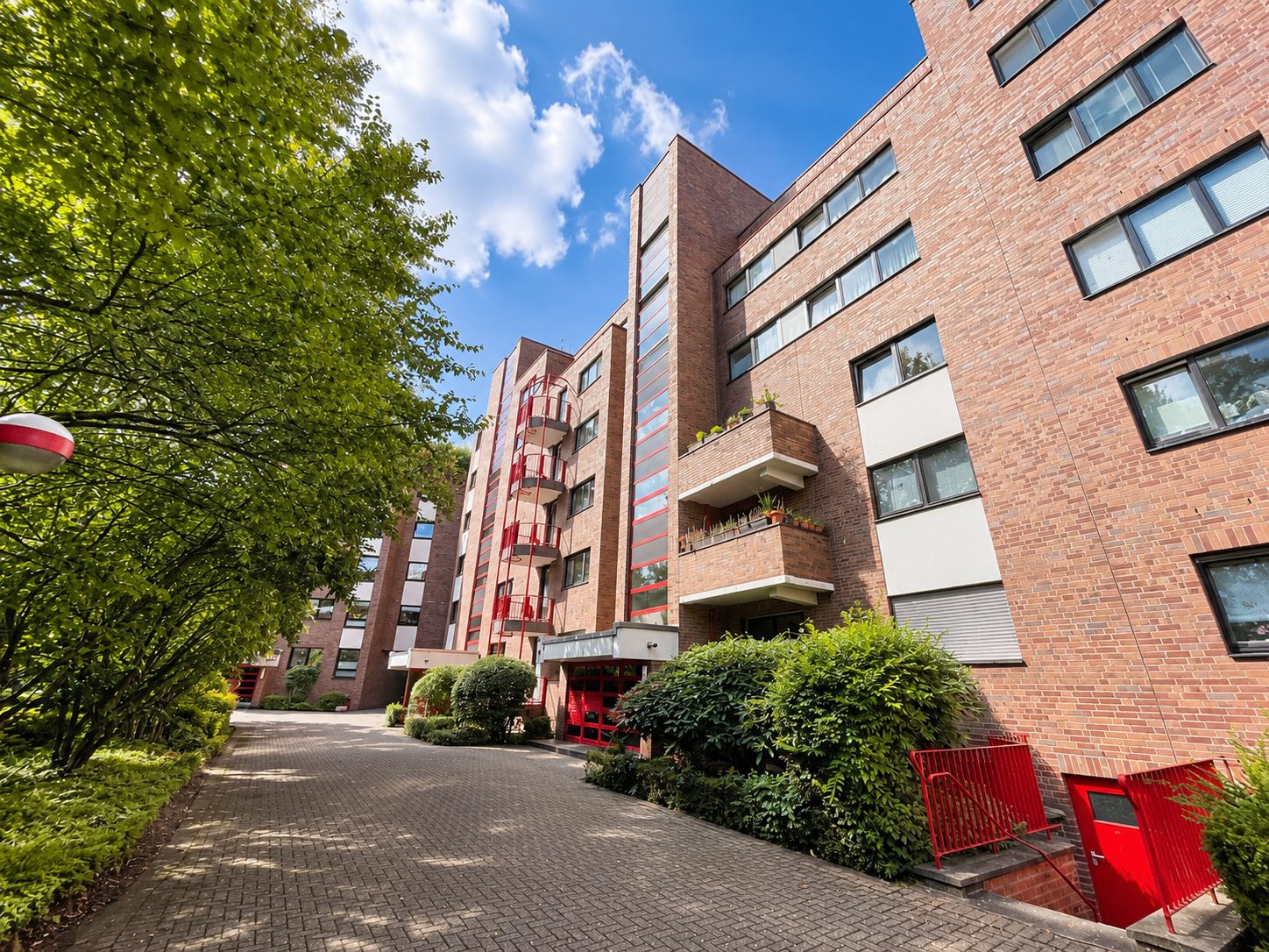 Immobilienangebot - Düsseldorf - Alle - Düsseltal: Wohnen mit Weitblick – großzügige ETW mit Aufzug, zwei Balkonen und TG- Stellplatz