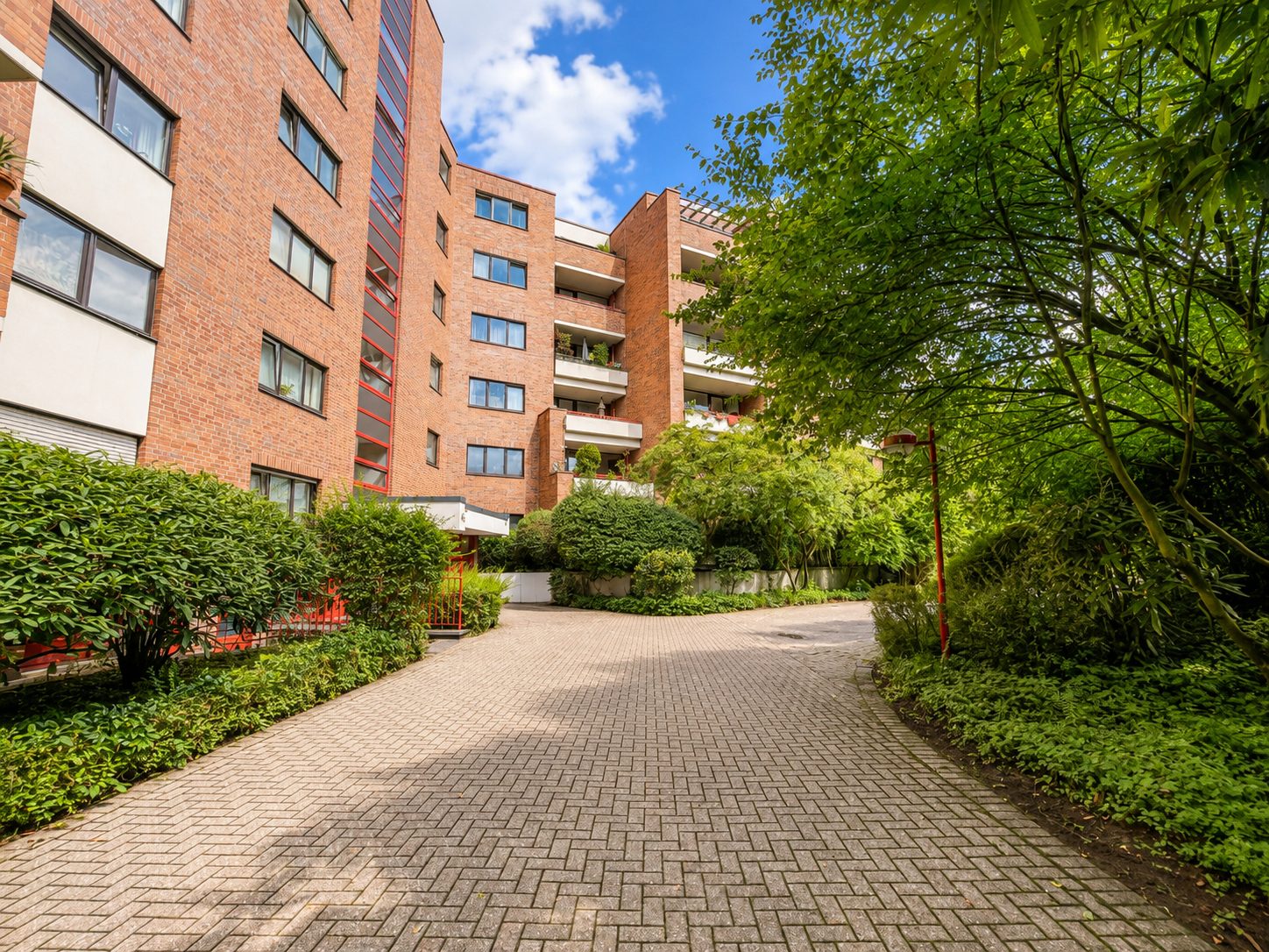 Immobilienangebot - Düsseldorf - Alle - Düsseltal: Wohnen mit Weitblick – großzügige ETW mit Aufzug, zwei Balkonen und TG- Stellplatz