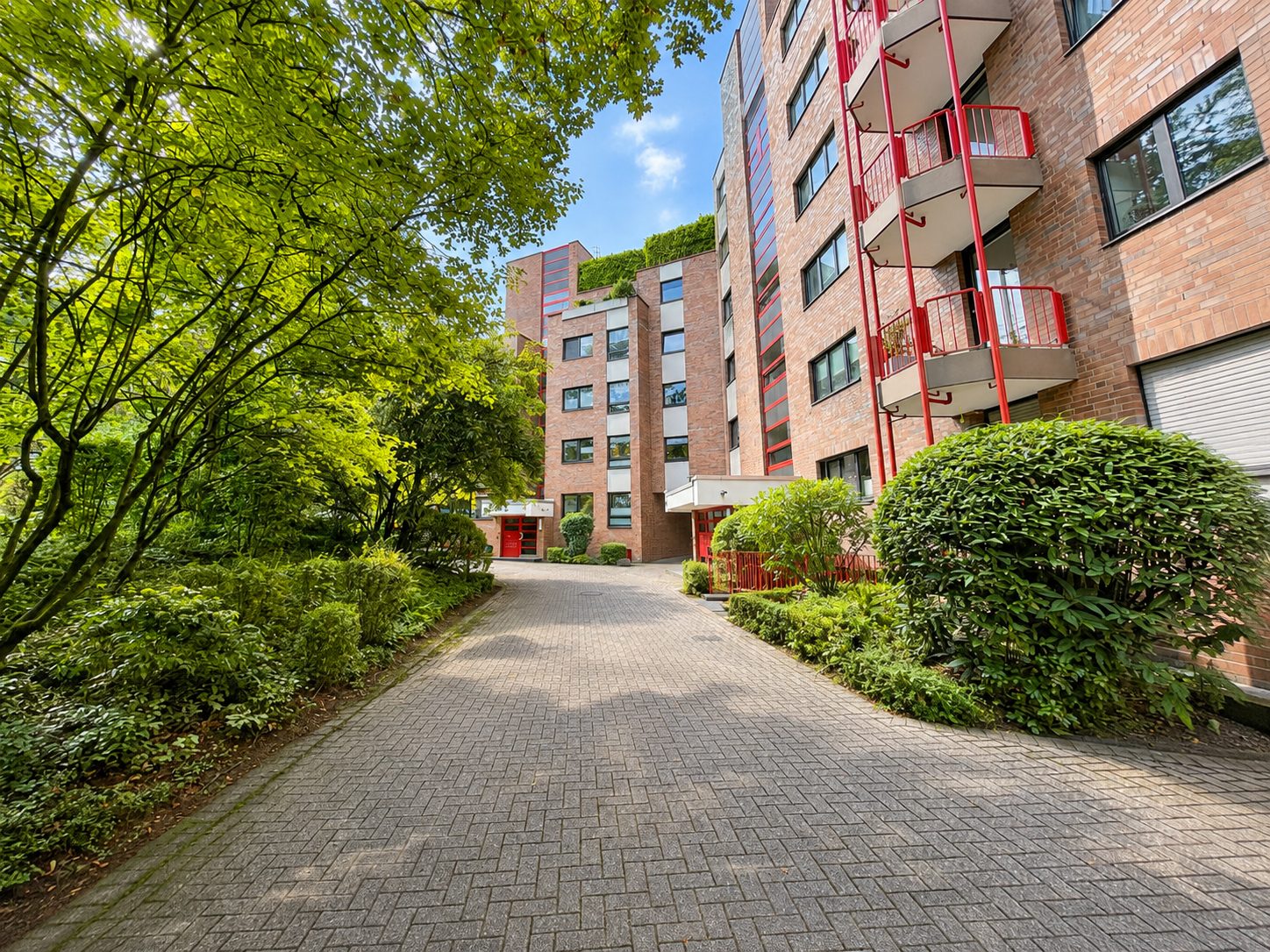 Immobilienangebot - Düsseldorf - Alle - Düsseltal: Wohnen mit Weitblick – großzügige ETW mit Aufzug, zwei Balkonen und TG- Stellplatz