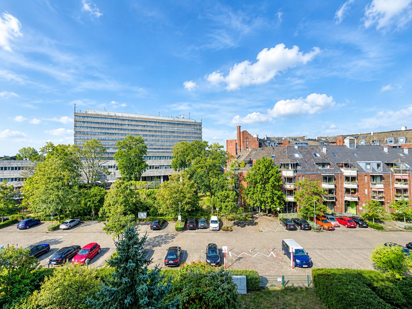Immobilienangebot - Düsseldorf - Alle - Düsseltal: Wohnen mit Weitblick – großzügige ETW mit Aufzug, zwei Balkonen und TG- Stellplatz