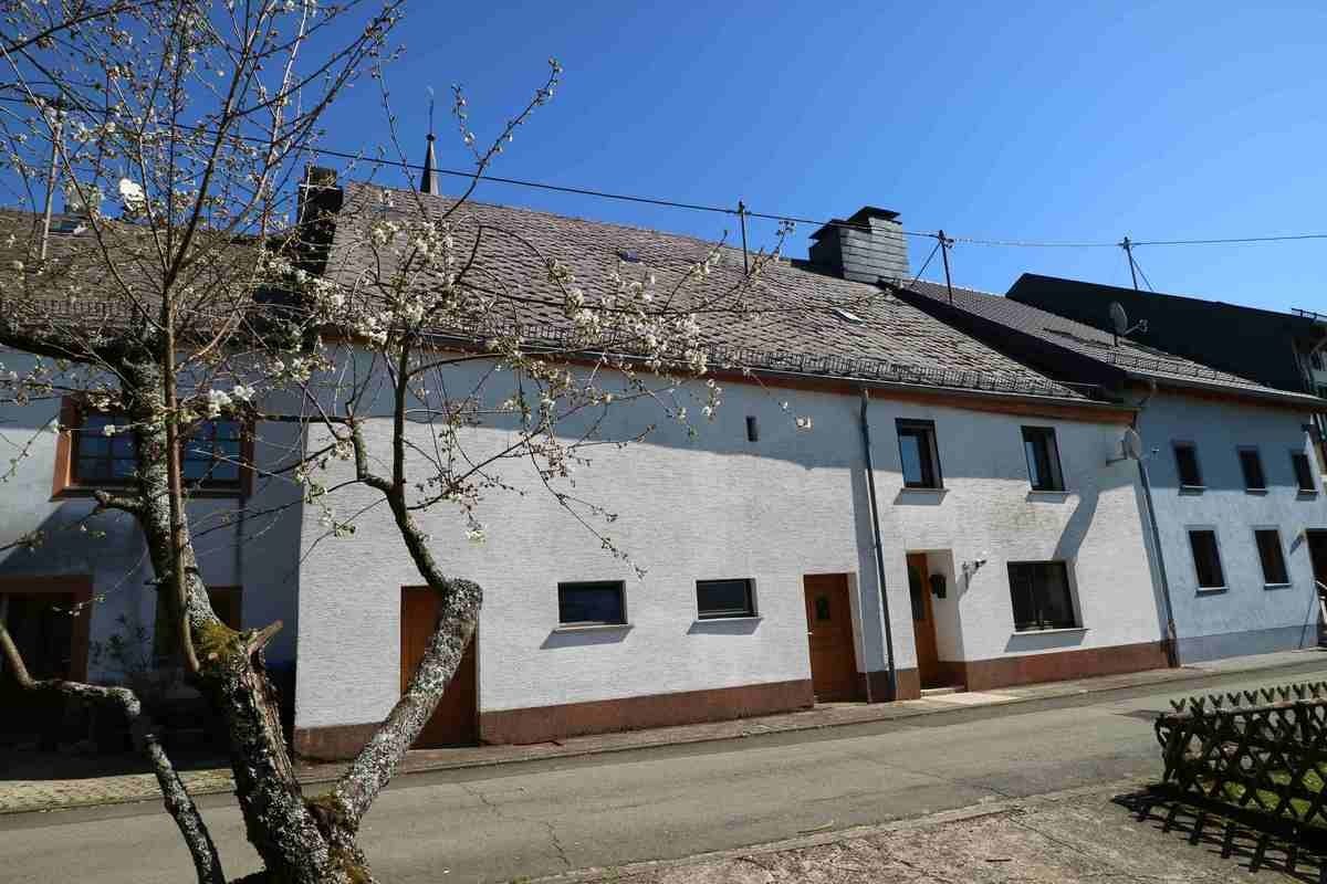 Volksbank Trier Eifel Immobilien GmbH - Immobilienangebot - Lampaden - Alle - Uriges Bauernhaus zum Herrichten in Lampaden