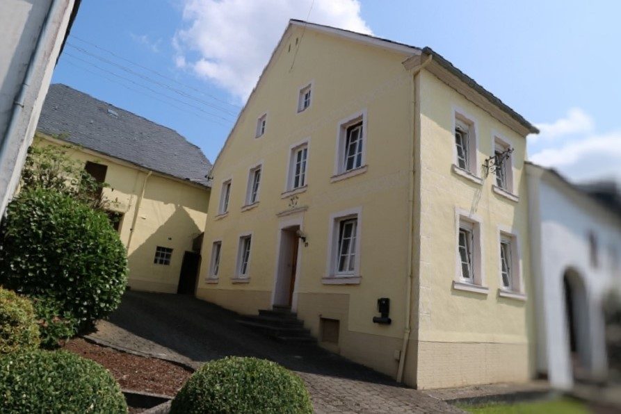 Volksbank Trier Eifel Immobilien GmbH - Immobilienangebot - Heidenburg - Alle - Charmantes Einfamilienhaus mit Scheune und voll erschlossenem Baugrundstück