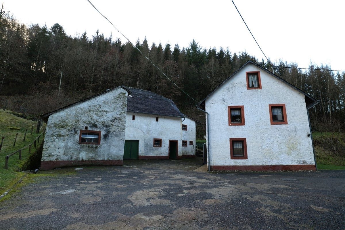Volksbank Trier Eifel Immobilien GmbH - Immobilienangebot - Schöndorf - Alle - Zukunft gestalten: sanierungsbedürftiges Einfamilienhaus mit Scheune und Charakter in Schöndorf