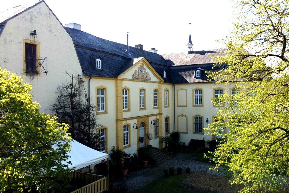 Volksbank Trier Eifel Immobilien GmbH - Immobilienangebot - Niederweis - Alle - Barockes Schlossanwesen in Niederweis 
- Historisch und repräsentativ