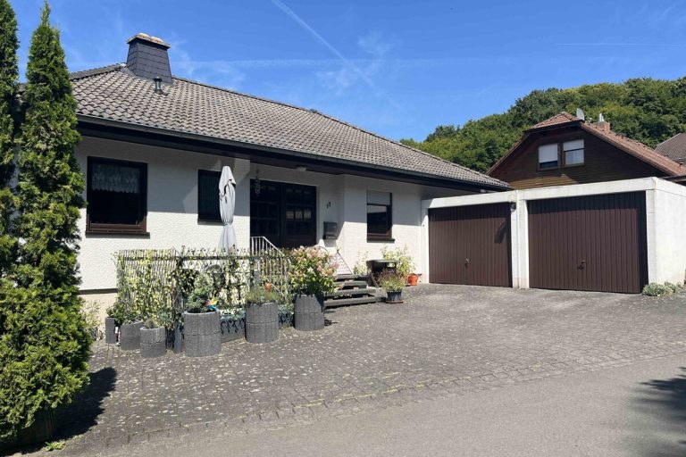 Volksbank Trier Eifel Immobilien GmbH - Immobilienangebot - Gerolstein - Alle - Gerolstein: Einfamilienhaus mit Einliegerwohnung und wunderschönem Ausblick auf die Gerolsteiner Dolomiten
