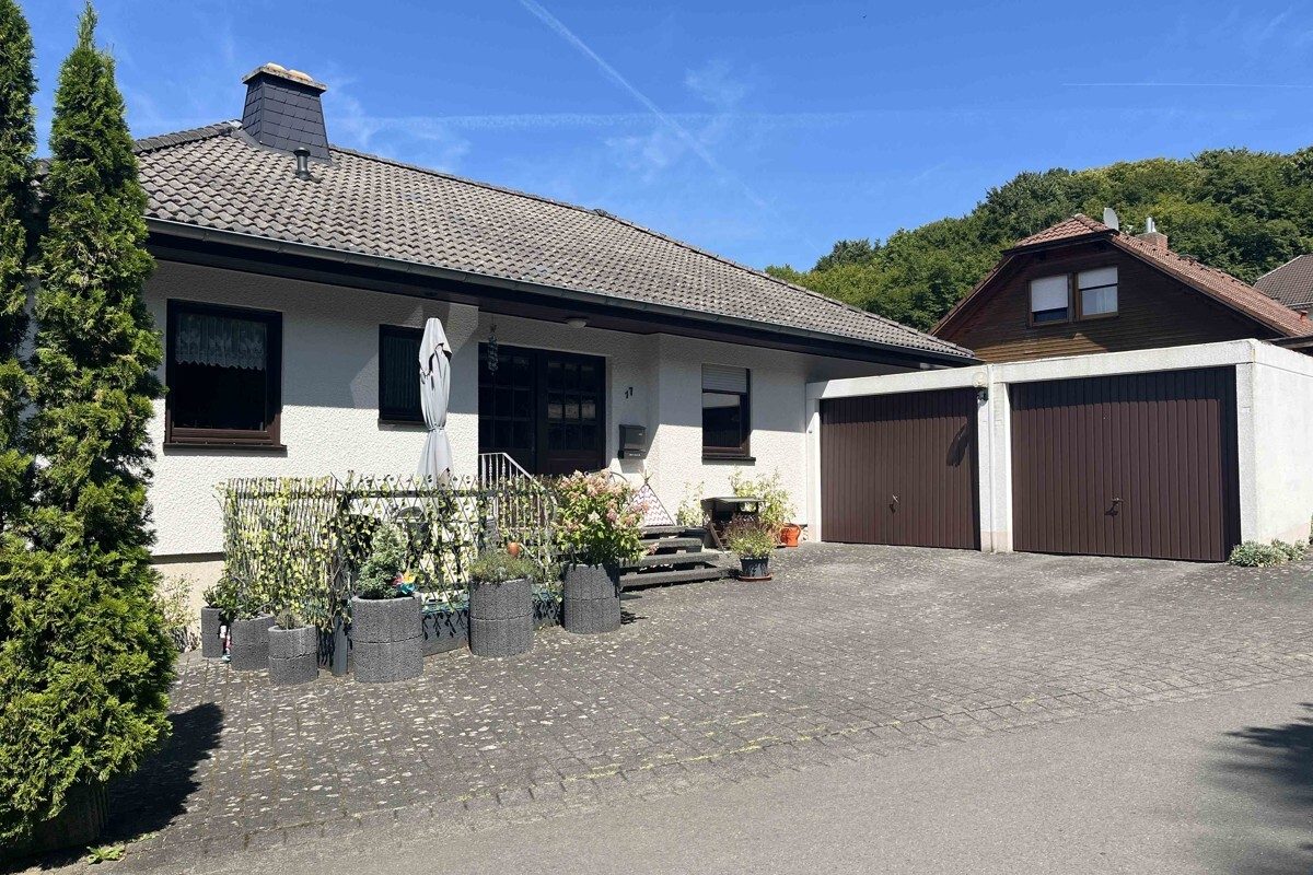 Volksbank Trier Eifel Immobilien GmbH - Immobilienangebot - Gerolstein - Alle - Gerolstein: Einfamilienhaus mit Einliegerwohnung und wunderschönem Ausblick auf die Gerolsteiner Dolomiten