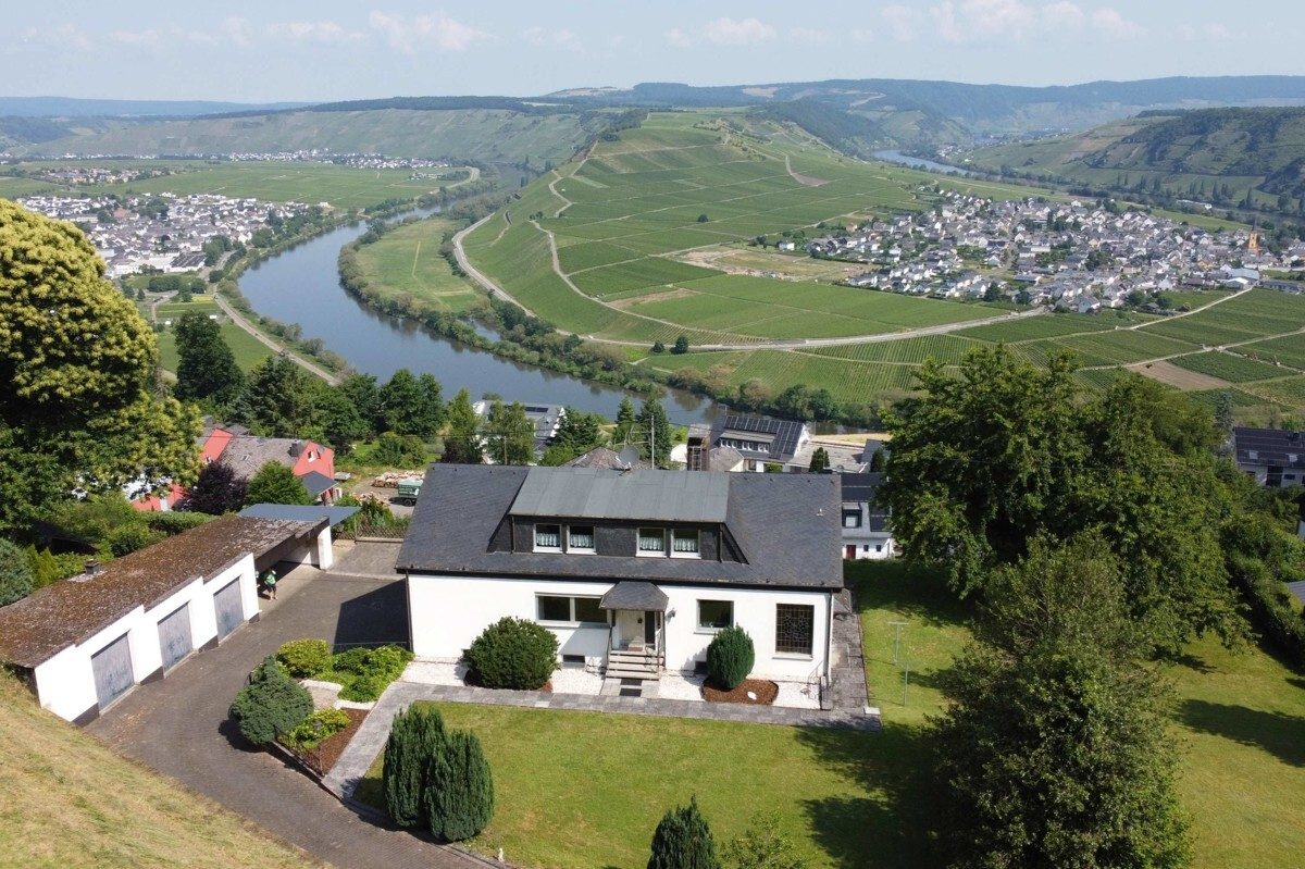 Volksbank Trier Eifel Immobilien GmbH - Immobilienangebot - Leiwen - Alle - Leiwen: Zweifamilienhaus in Traumlage und mit Panoramablick auf die Moselschleife