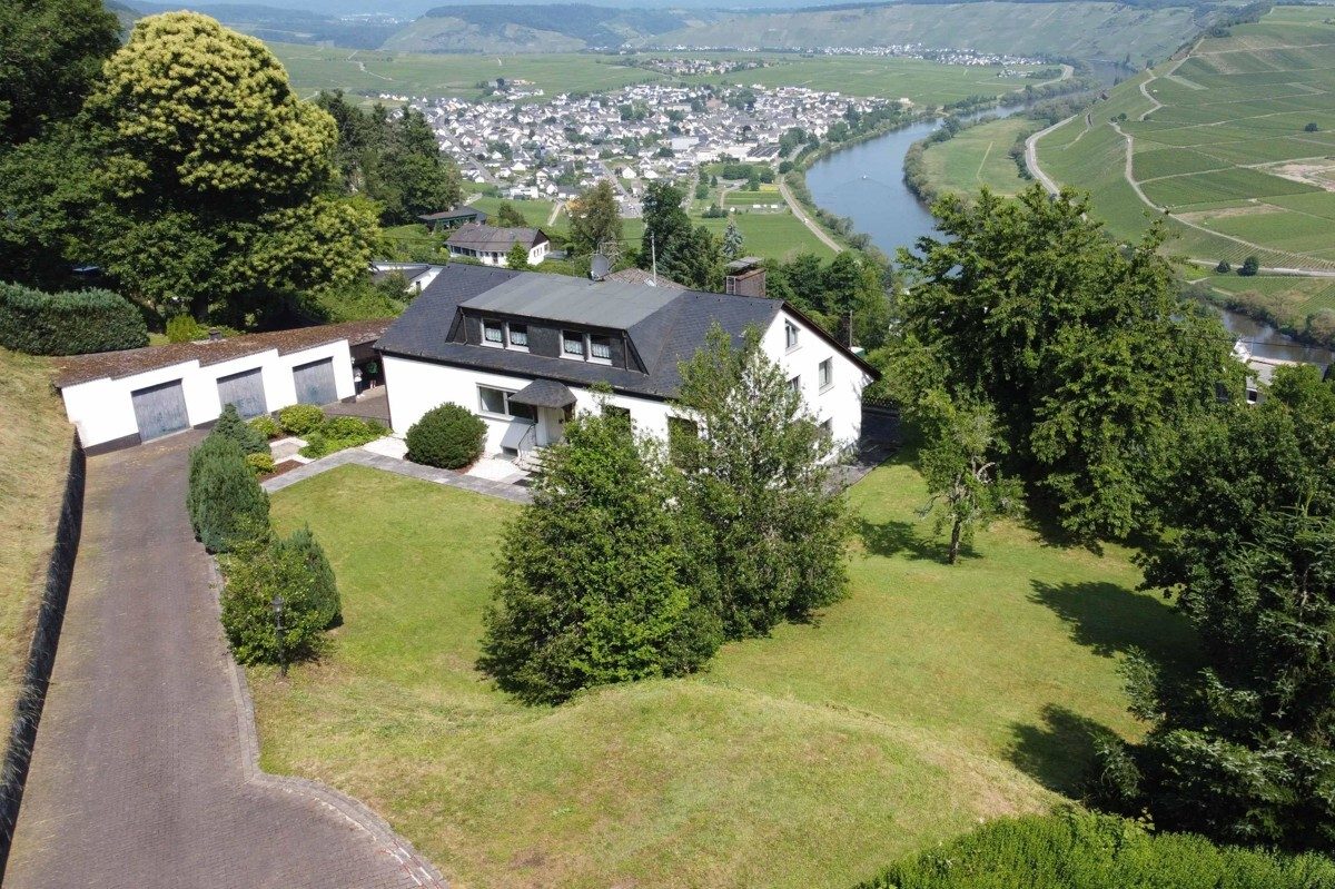 Volksbank Trier Eifel Immobilien GmbH - Immobilienangebot - Leiwen - Alle - Leiwen: Zweifamilienhaus in Traumlage und mit Panoramablick auf die Moselschleife