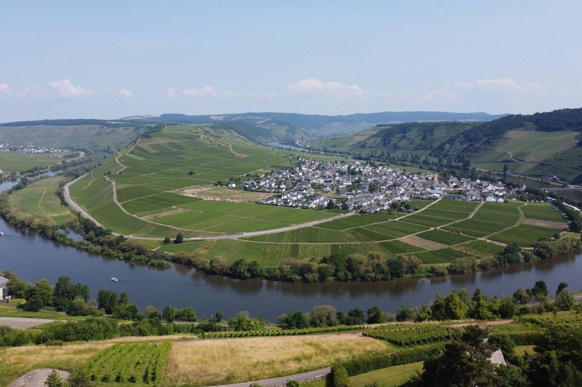 Volksbank Trier Eifel Immobilien GmbH - Immobilienangebot - Leiwen - Alle - Leiwen: Zweifamilienhaus in Traumlage und mit Panoramablick auf die Moselschleife