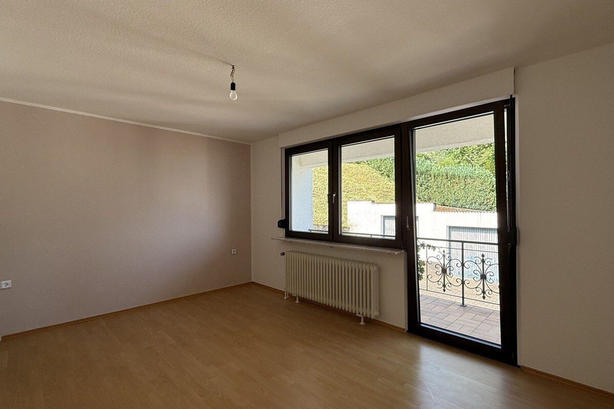 Volksbank Trier Eifel Immobilien GmbH - Immobilienangebot - Leiwen - Alle - Leiwen: Zweifamilienhaus in Traumlage und mit Panoramablick auf die Moselschleife