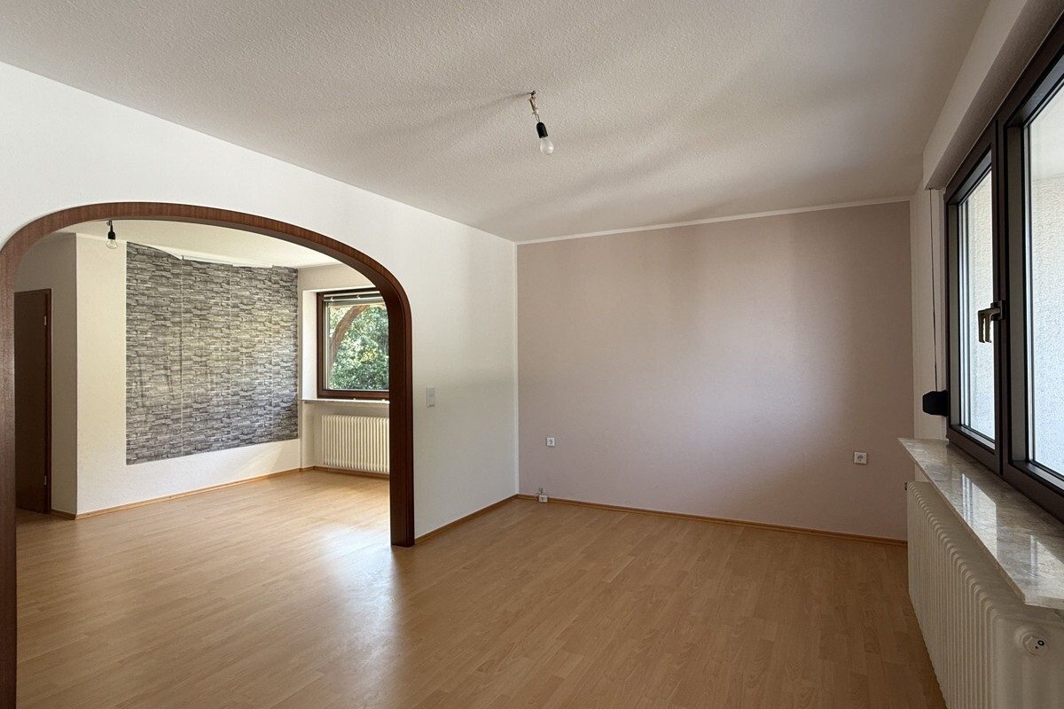 Volksbank Trier Eifel Immobilien GmbH - Immobilienangebot - Leiwen - Alle - Leiwen: Zweifamilienhaus in Traumlage und mit Panoramablick auf die Moselschleife