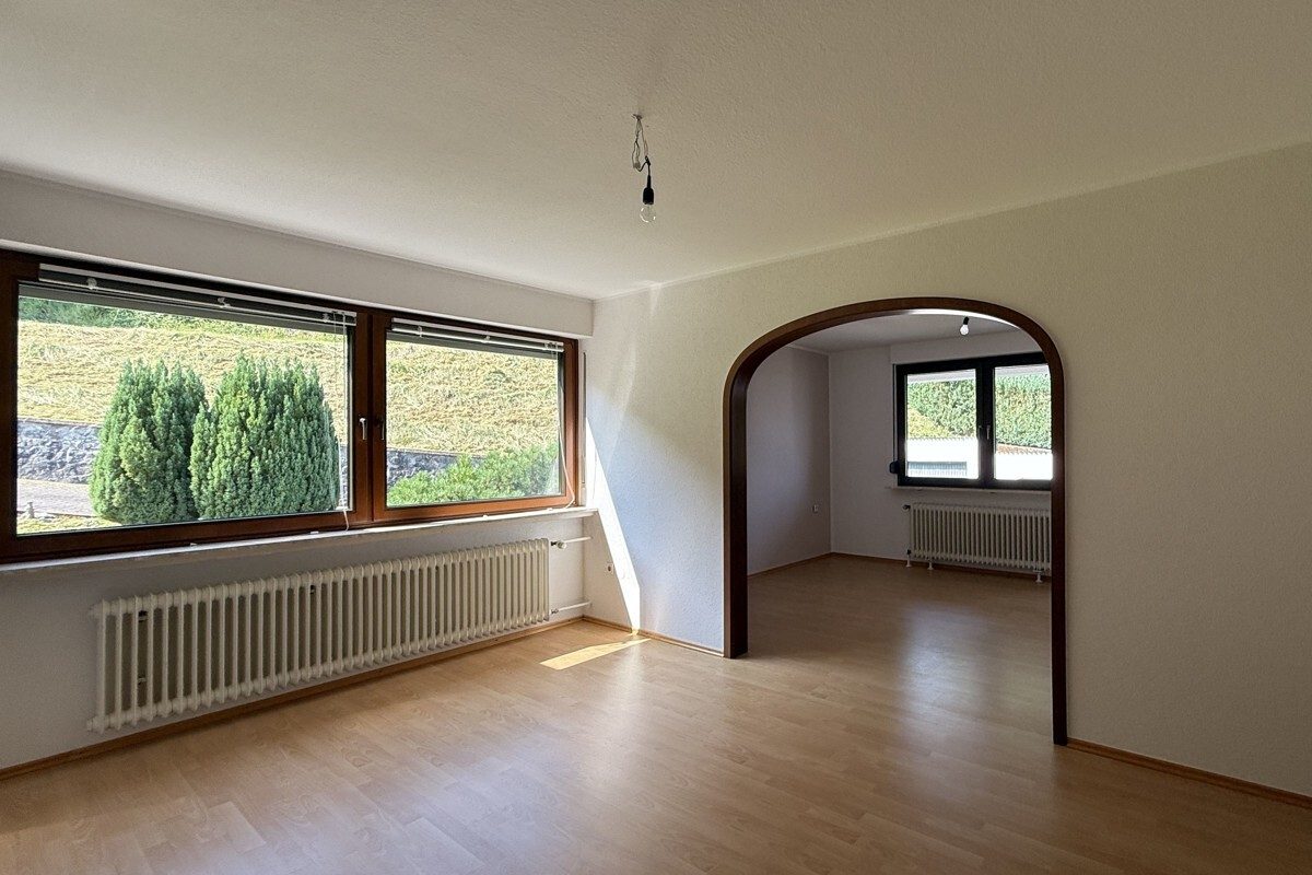Volksbank Trier Eifel Immobilien GmbH - Immobilienangebot - Leiwen - Alle - Leiwen: Zweifamilienhaus in Traumlage und mit Panoramablick auf die Moselschleife