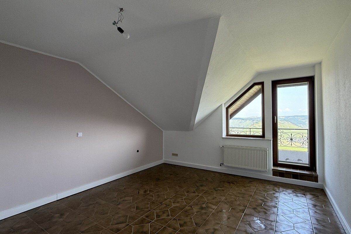 Volksbank Trier Eifel Immobilien GmbH - Immobilienangebot - Leiwen - Alle - Leiwen: Zweifamilienhaus in Traumlage und mit Panoramablick auf die Moselschleife