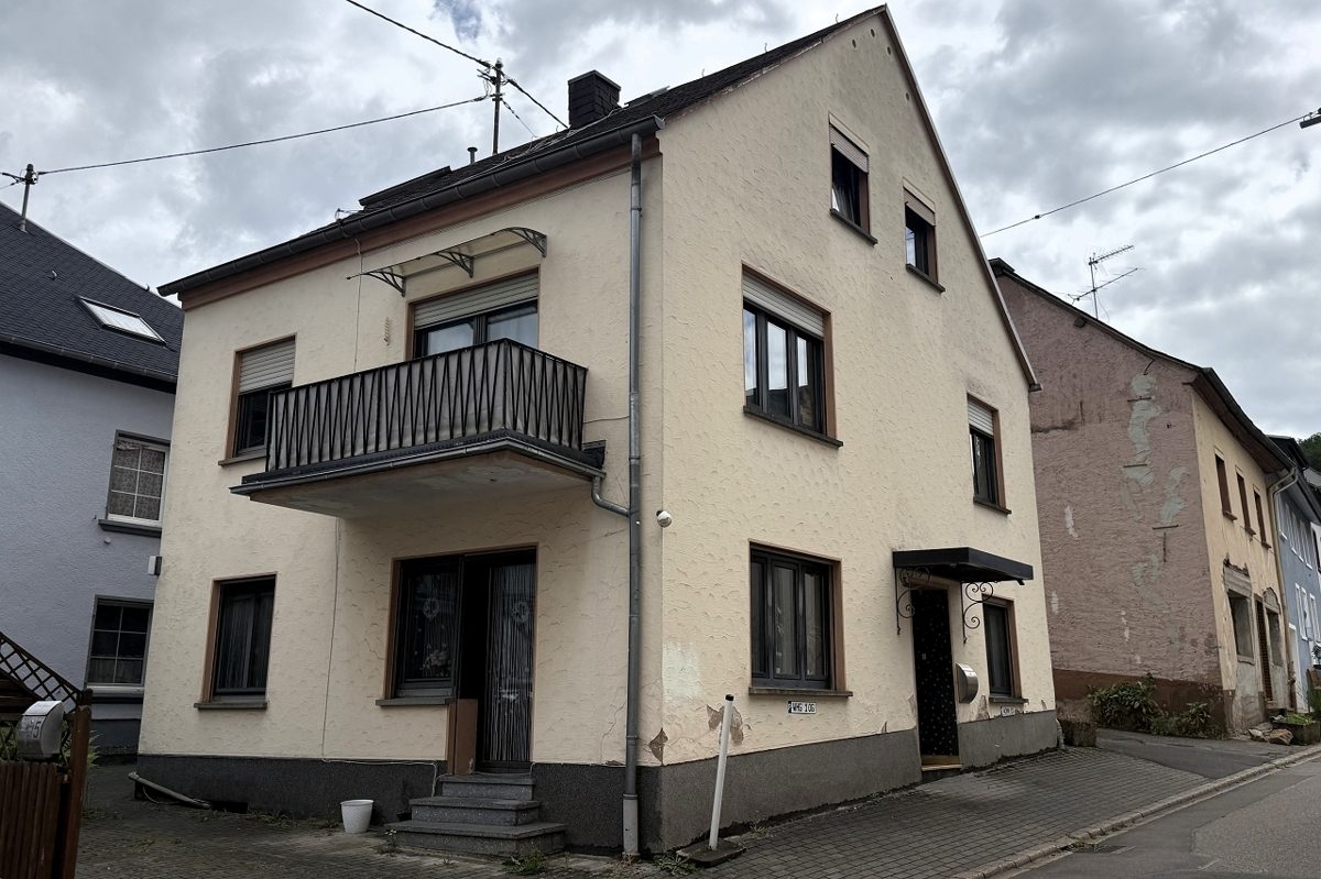 Außenansicht Volksbank Trier Eifel Immobilien GmbH - Immobilienangebot - Kenn - Alle - Kapitalanleger aufgepasst - Mehrfamilienhaus in Kenn mit drei Wohneinheiten
