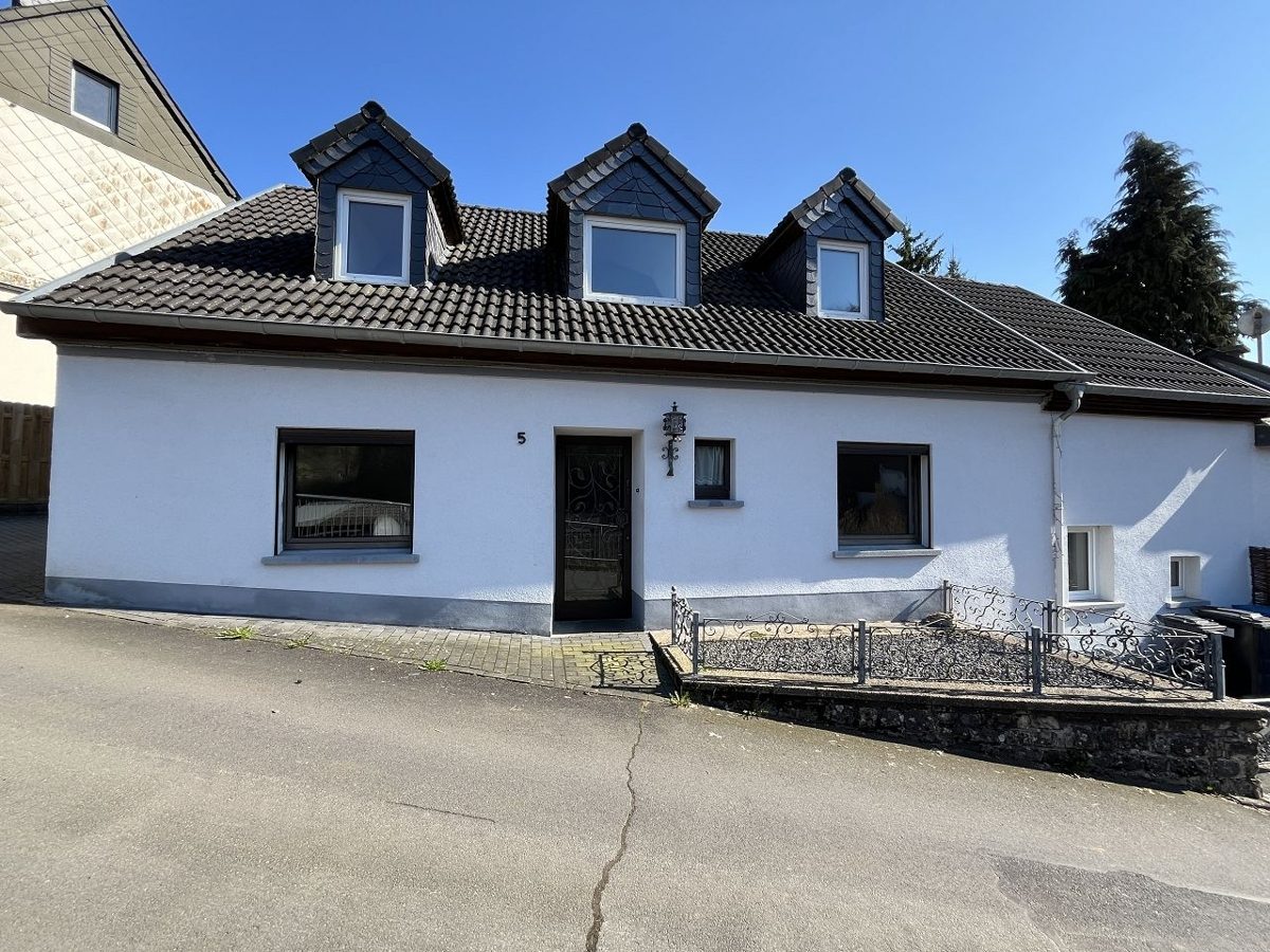 Volksbank Trier Eifel Immobilien GmbH - Immobilienangebot - Schönecken - Alle - Gepflegtes Einfamilienhaus im schönen Eifelort Schönecken