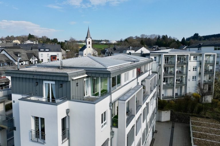 Volksbank Trier Eifel Immobilien GmbH - Immobilienangebot - Hermeskeil - Alle - Hoch hinaus: Moderne Penthouse-Wohnung mit Blick auf den Stadtpark von Hermeskeil