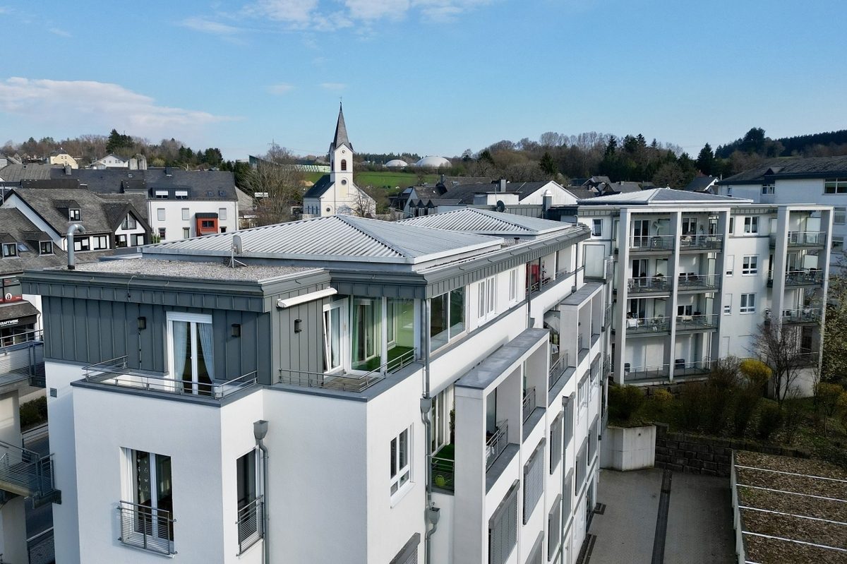 Volksbank Trier Eifel Immobilien GmbH - Immobilienangebot - Hermeskeil - Alle - Hoch hinaus: Moderne Penthouse-Wohnung mit Blick auf den Stadtpark von Hermeskeil