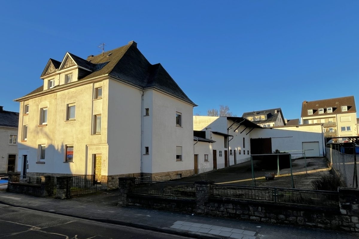 Volksbank Trier Eifel Immobilien GmbH - Immobilienangebot - Bitburg - Alle - Doppelhaushälfte mit großer Scheune und Stallung in sehr guter Innenstadtlage von Bitburg
