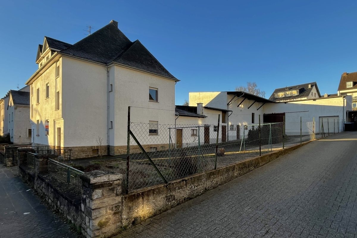 Volksbank Trier Eifel Immobilien GmbH - Immobilienangebot - Bitburg - Alle - Doppelhaushälfte mit großer Scheune und Stallung in sehr guter Innenstadtlage von Bitburg