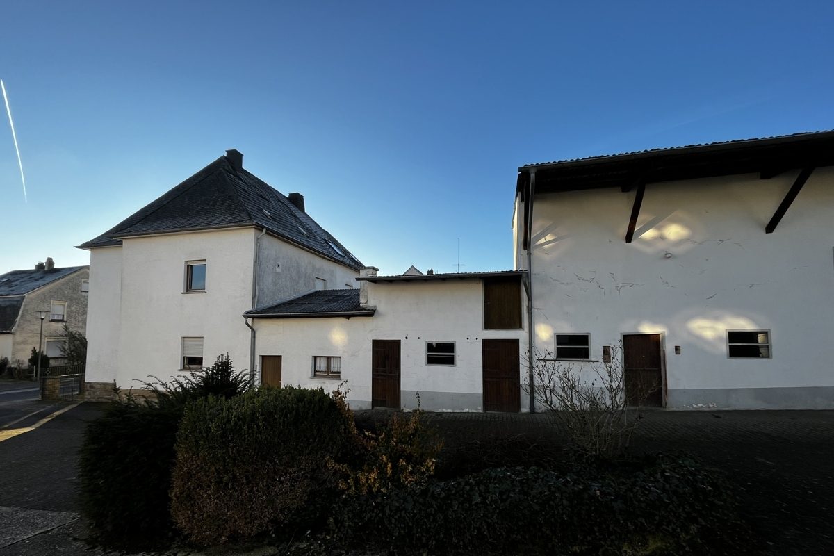 Volksbank Trier Eifel Immobilien GmbH - Immobilienangebot - Bitburg - Alle - Doppelhaushälfte mit großer Scheune und Stallung in sehr guter Innenstadtlage von Bitburg