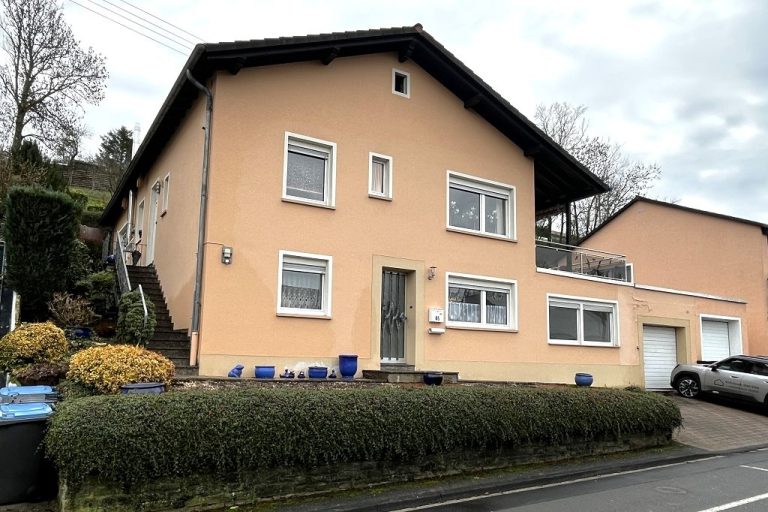 Volksbank Trier Eifel Immobilien GmbH - Immobilienangebot - Bitburg-Stahl - Alle - Wohnen mit Weitblick: Einfamilienhaus mit Einliegerwohnung in Bitburg-Stahl