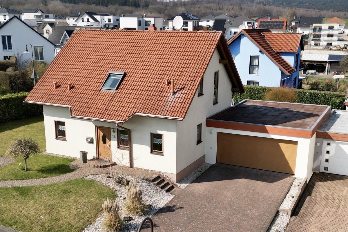 Vorderansicht Volksbank Trier Eifel Immobilien GmbH - Immobilienangebot - Reinsfeld - Alle - Gepflegtes Einfamilienhaus in Reinsfeld mit Kamin, Garten und Balkon
