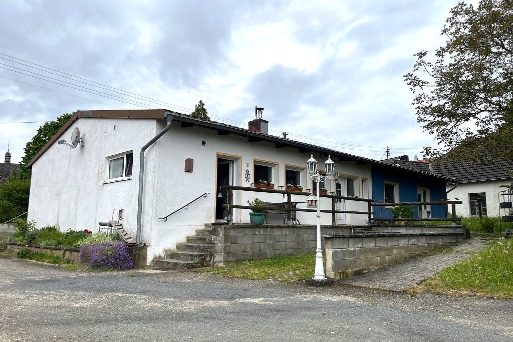 Volksbank Trier Eifel Immobilien GmbH - Immobilienangebot - Üxheim-Leudersdorf - Alle - Einfamilienhaus mit flexiblen Perspektiven in naturnaher Umgebung in Üxheim-Leudersdorf